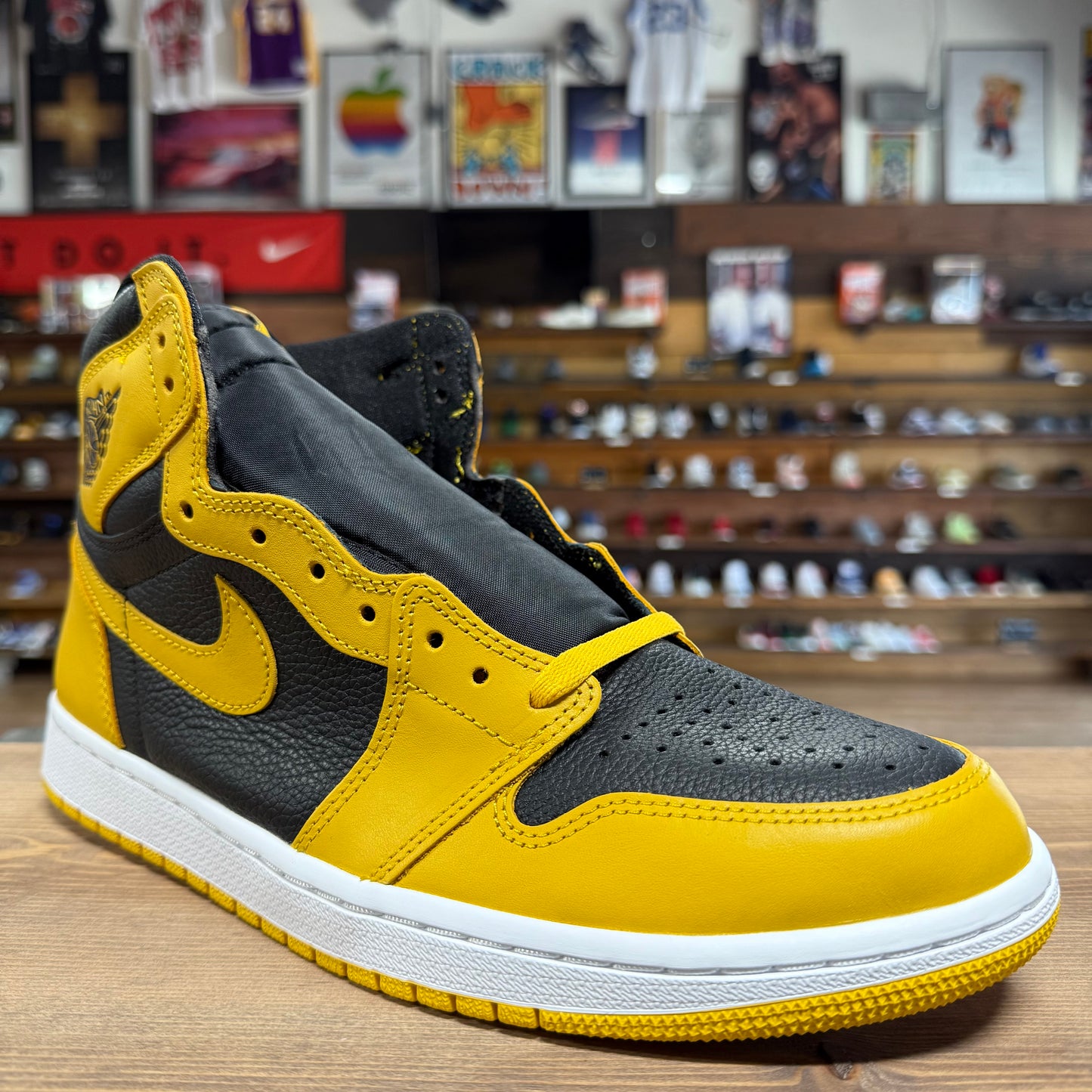 Jordan 1 'Pollen' Size 11 (DS)