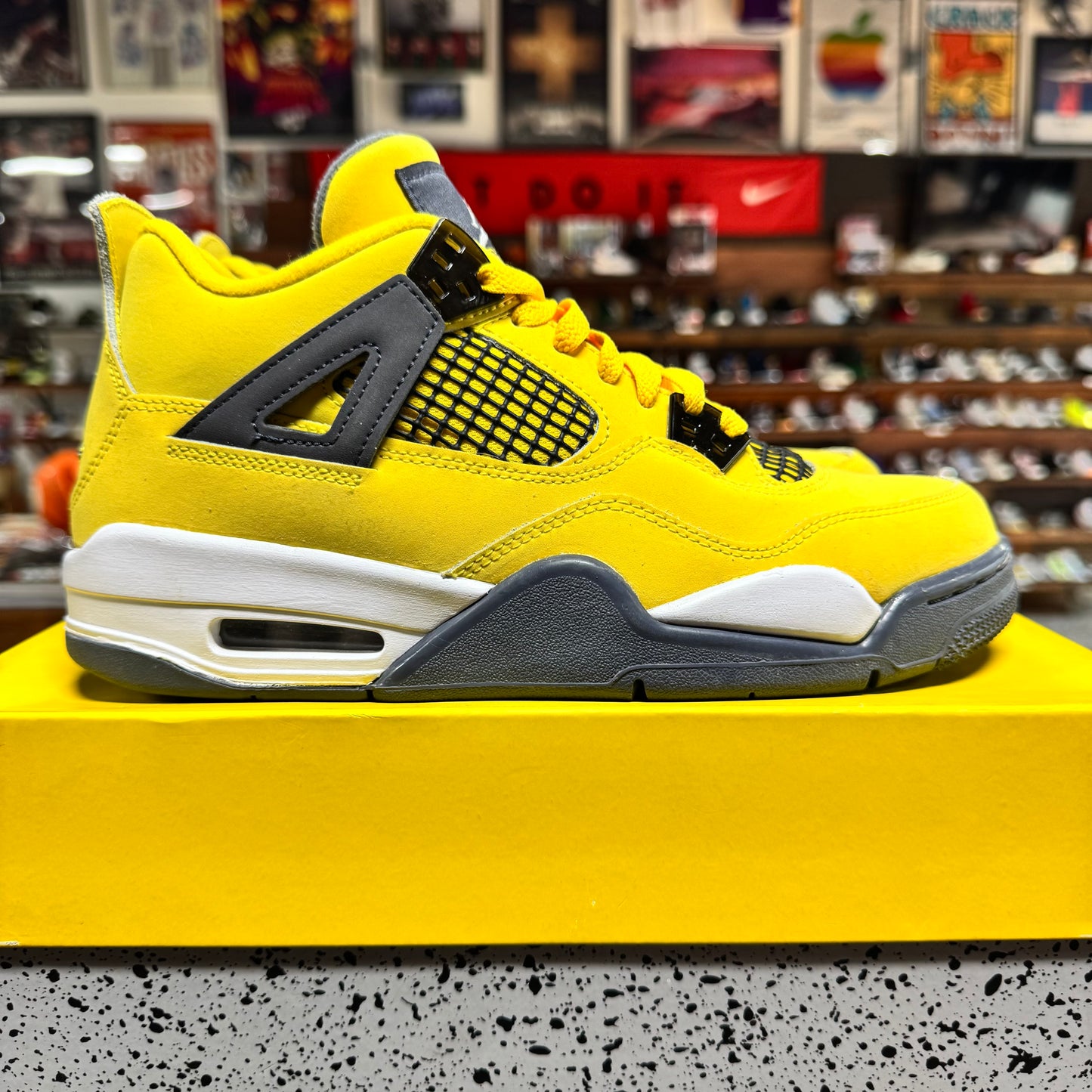 Jordan 4 'Lightning' Size 7Y