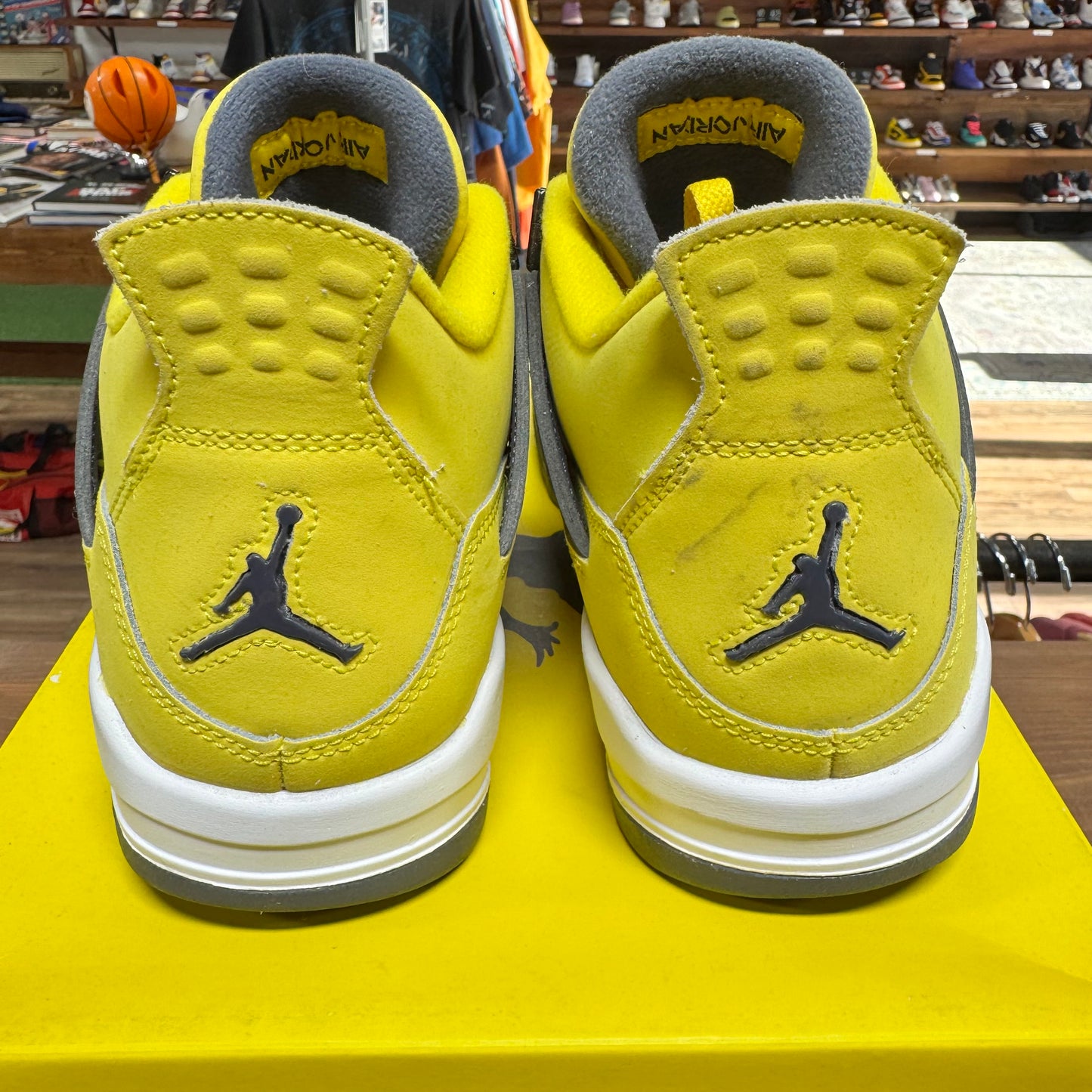 Jordan 4 'Lightning' Size 7Y