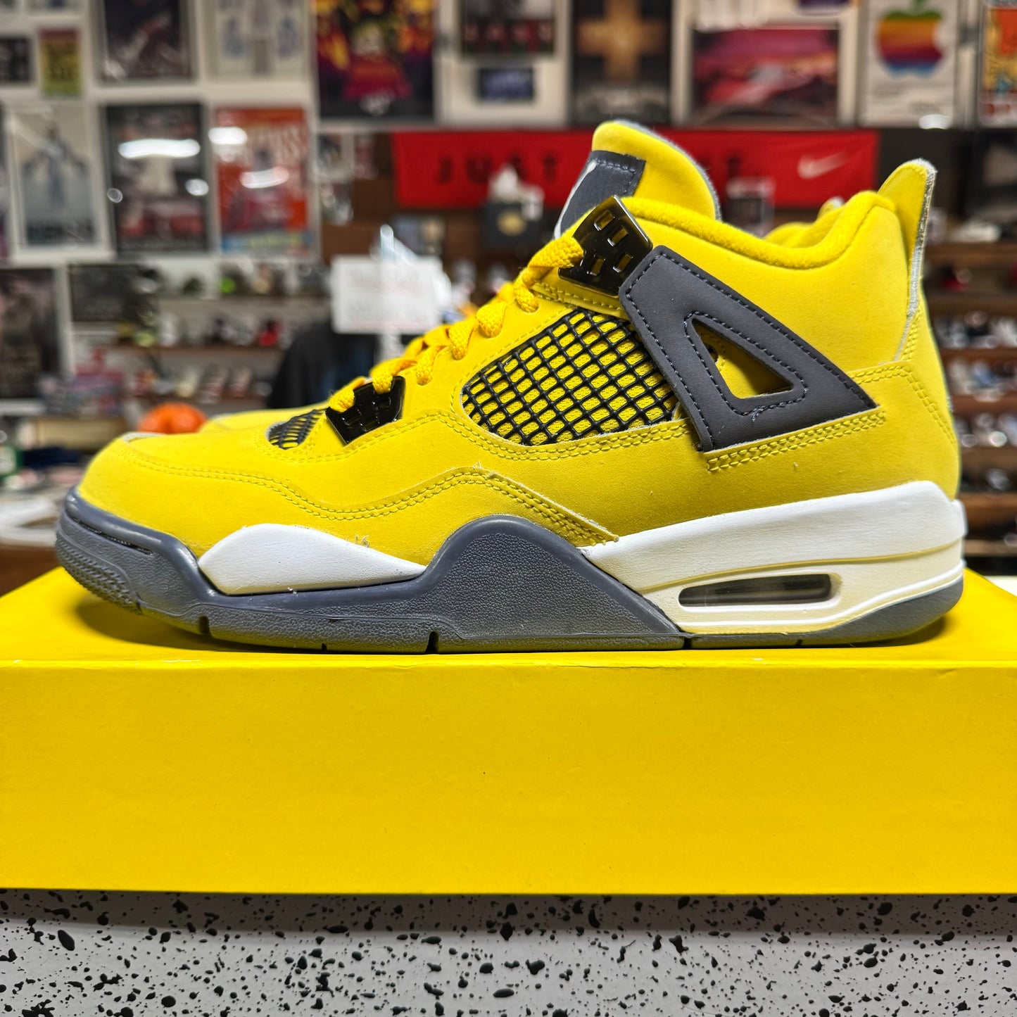 Jordan 4 'Lightning' Size 7Y