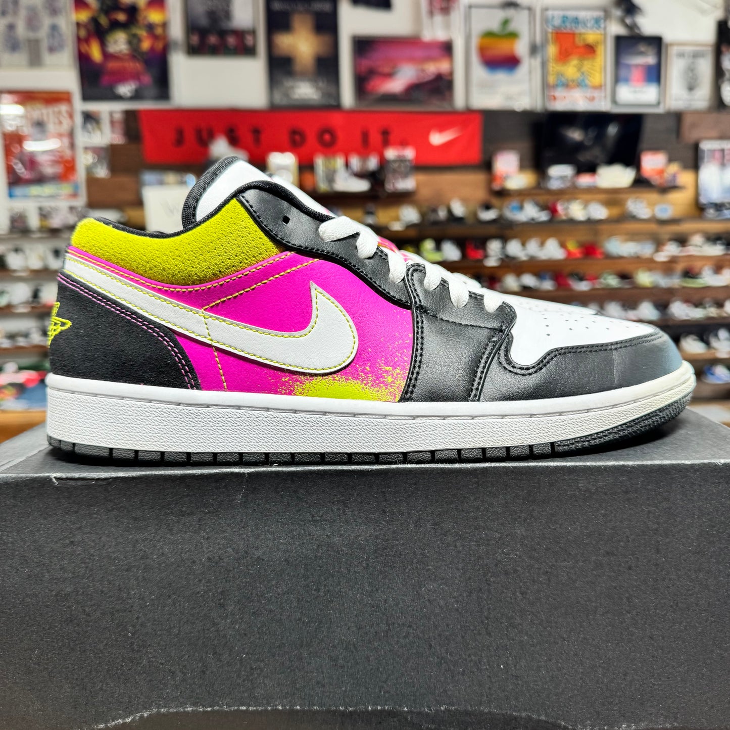Jordan 1 Low 'Spray Paint' Size 9