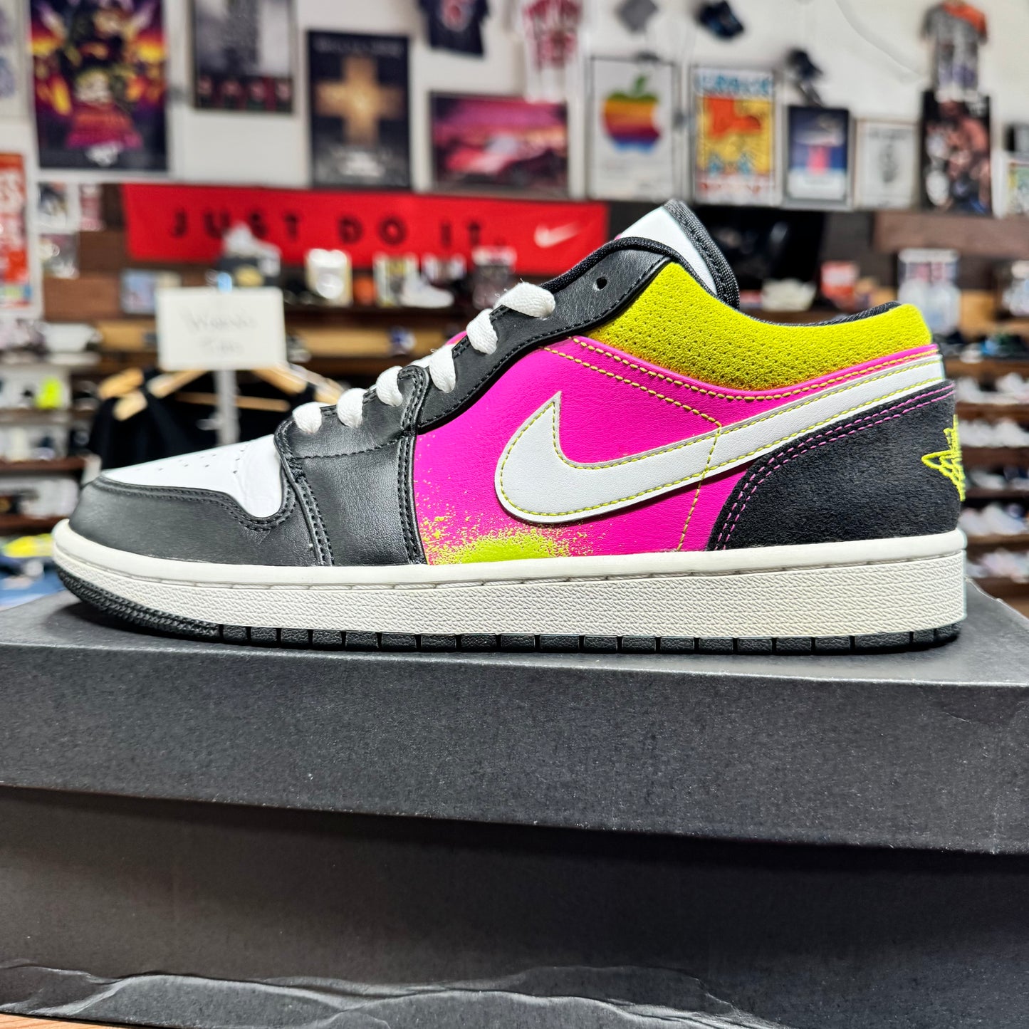 Jordan 1 Low 'Spray Paint' Size 9