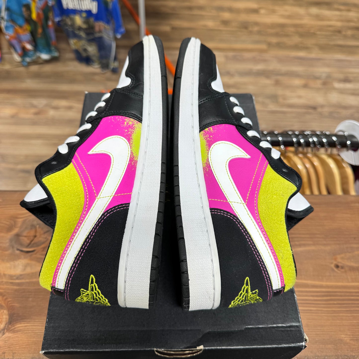 Jordan 1 Low 'Spray Paint' Size 9