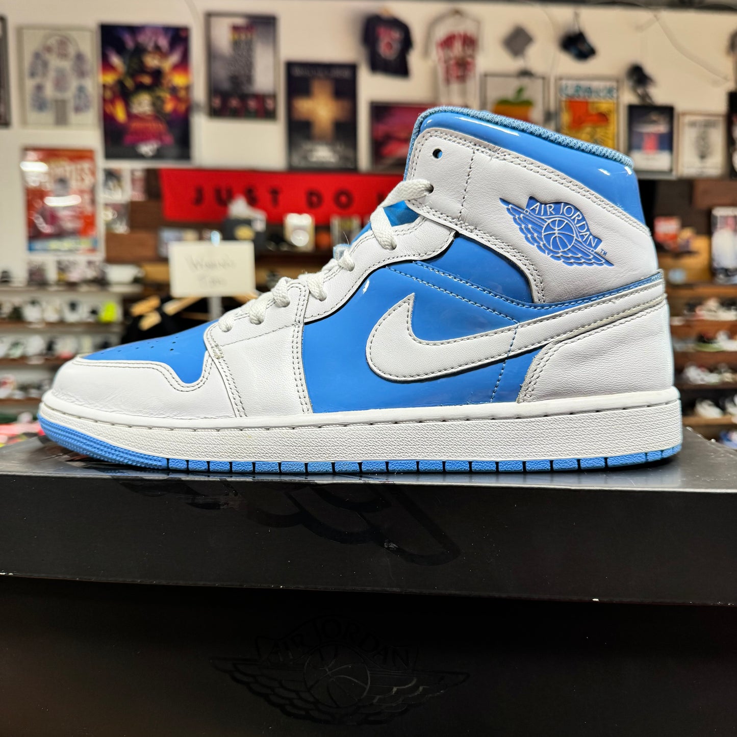 Jordan 1 Mid 'Legend Blue' Size 10.5