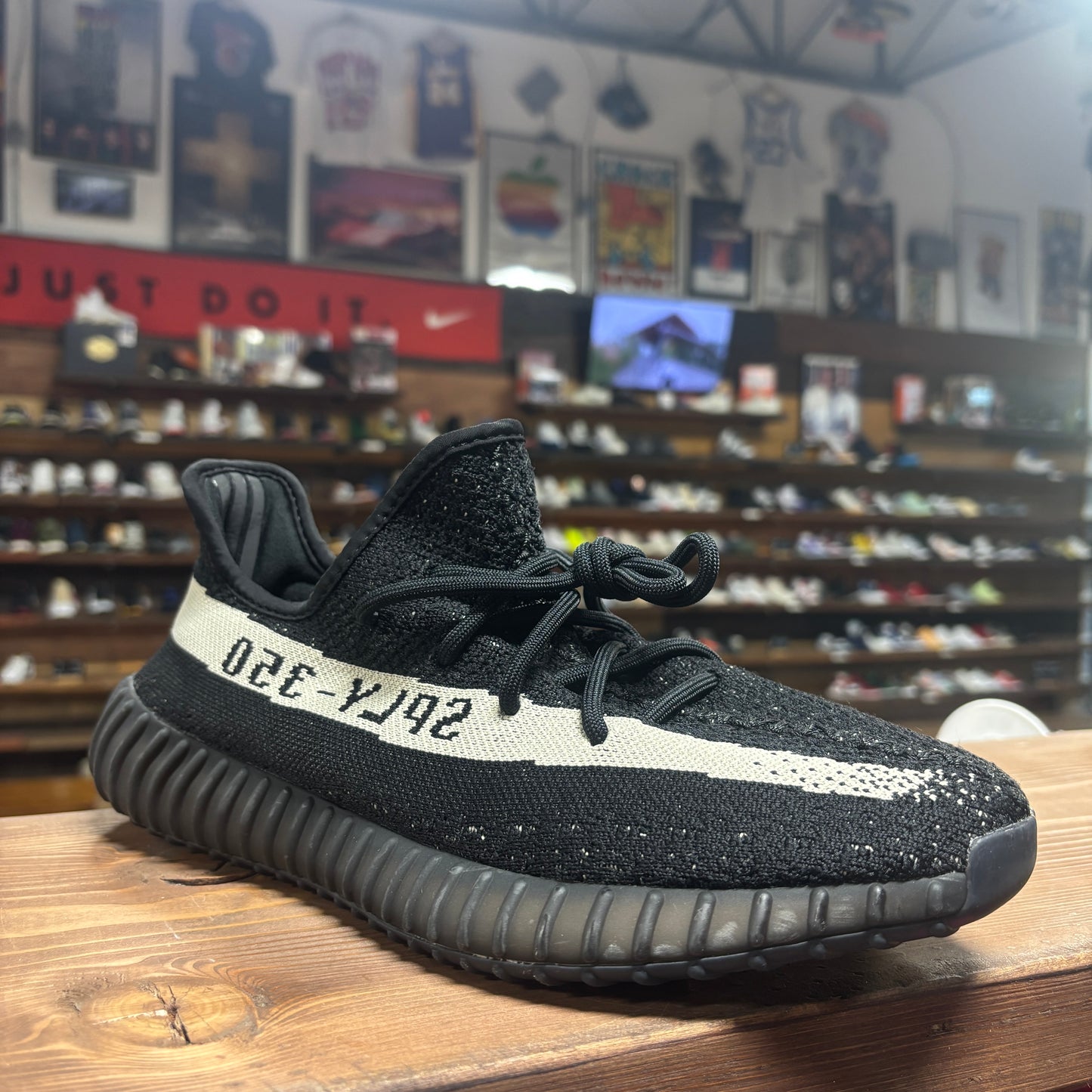 Yeezy 350 v2 'Oreo' Size 9.5
