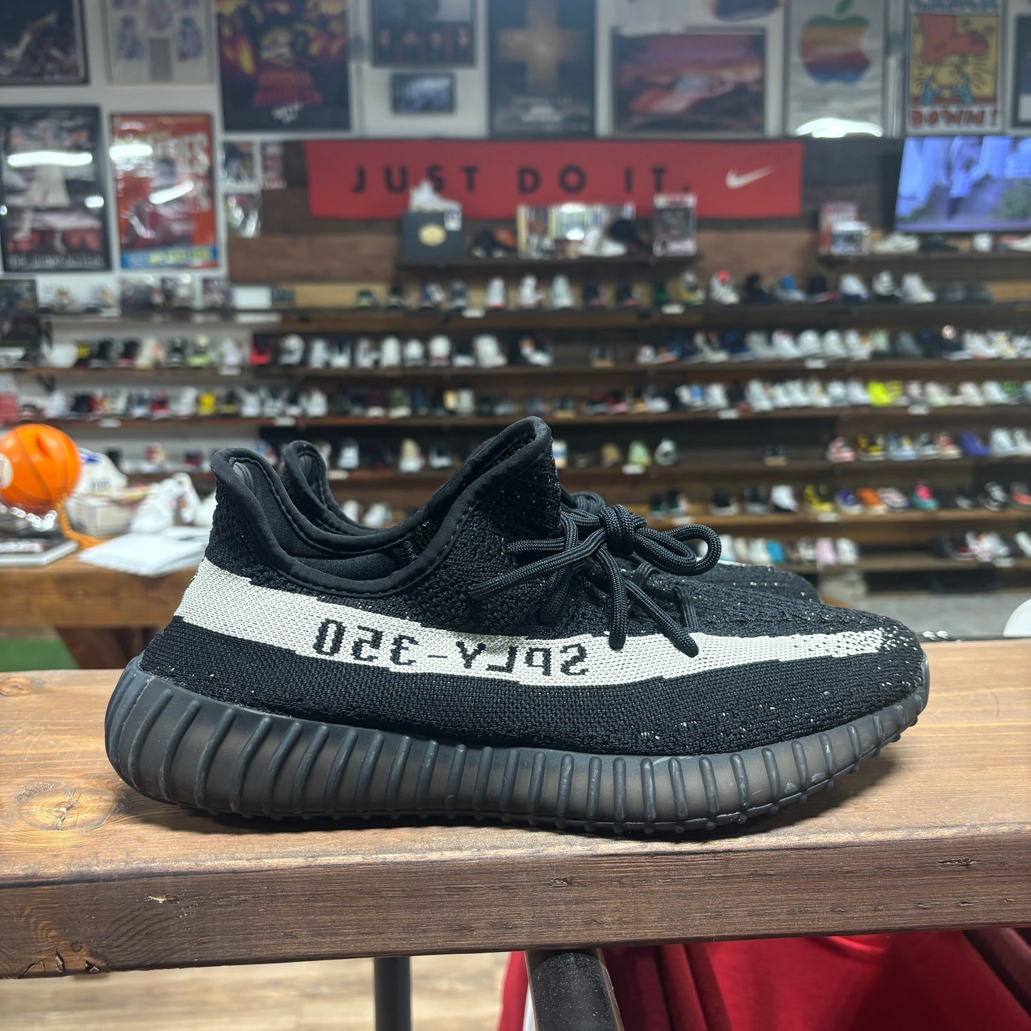 Yeezy 350 v2 'Oreo' Size 9.5