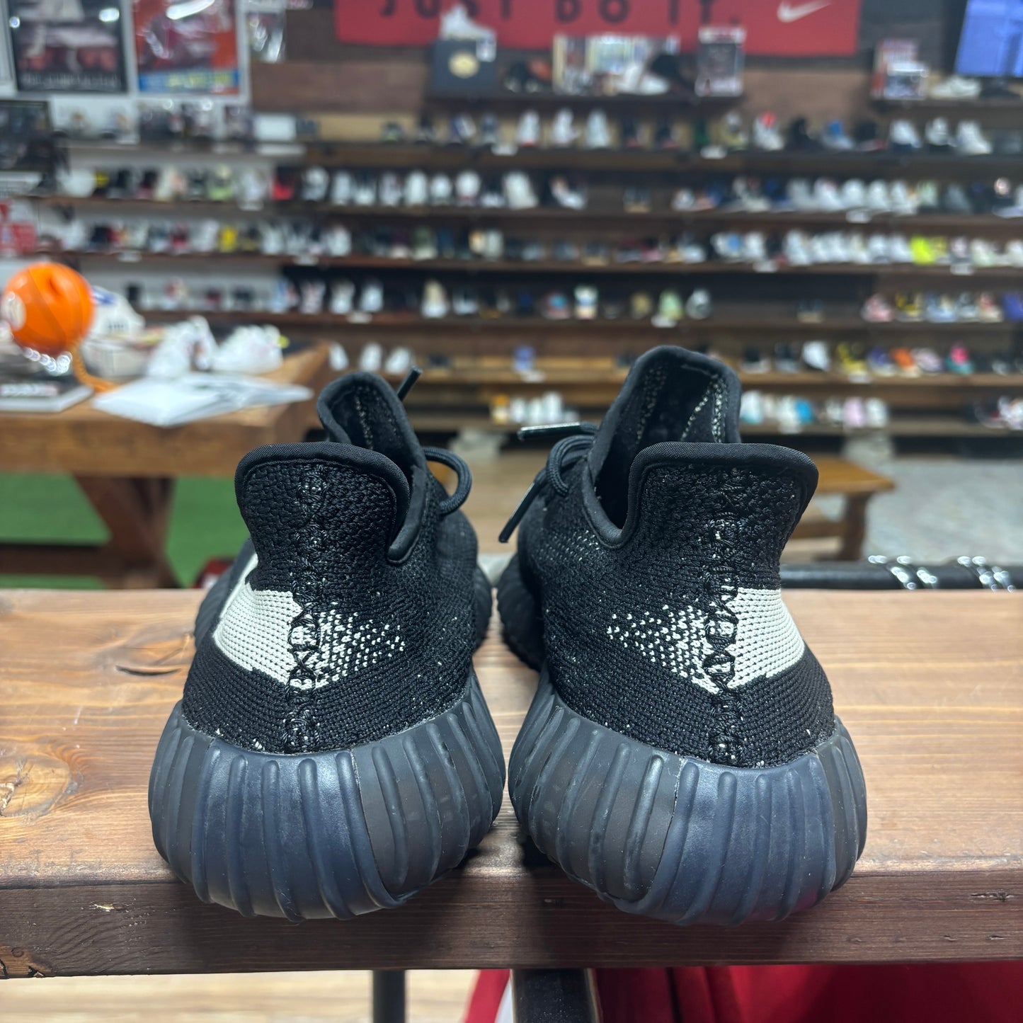 Yeezy 350 v2 'Oreo' Size 9.5