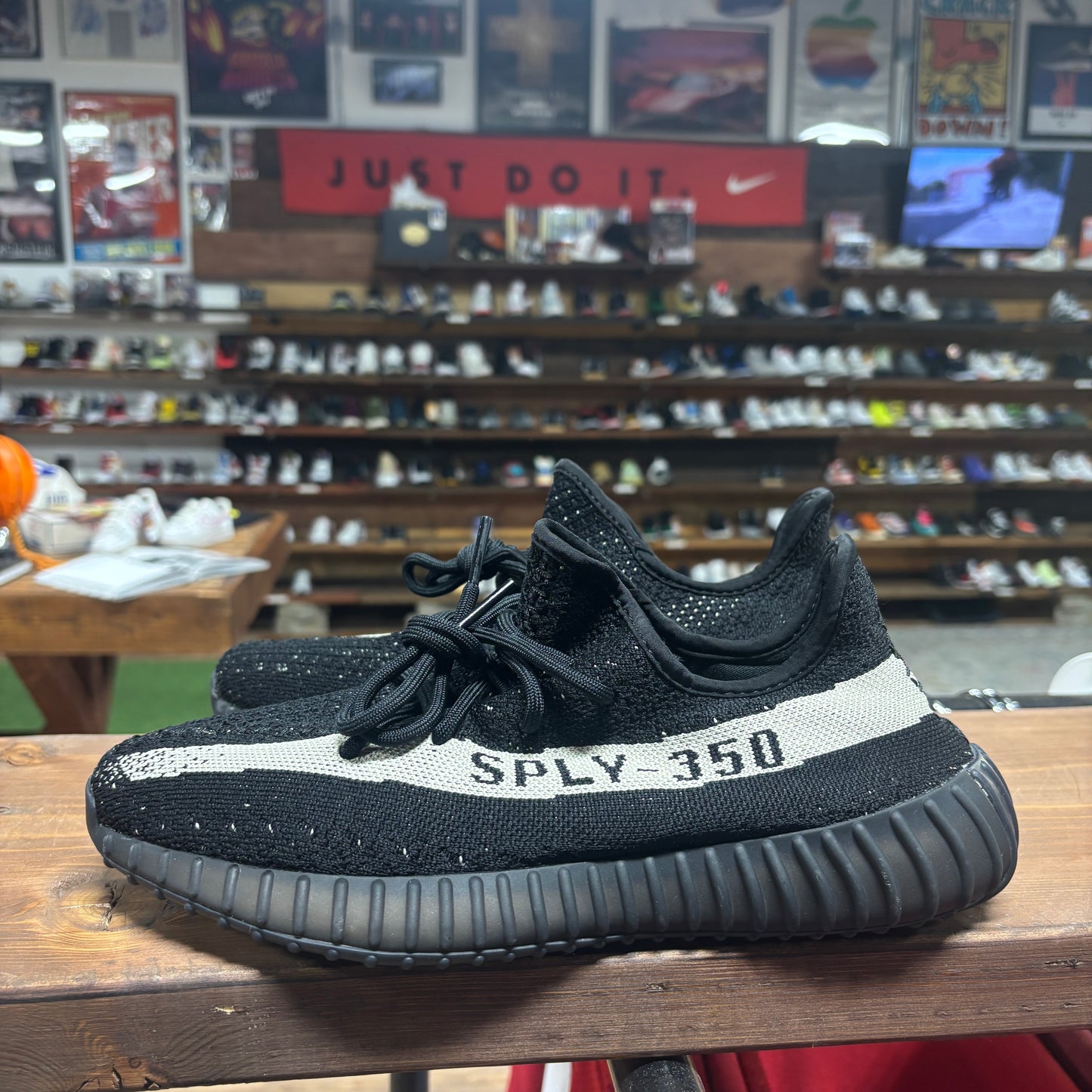 Yeezy 350 v2 'Oreo' Size 9.5