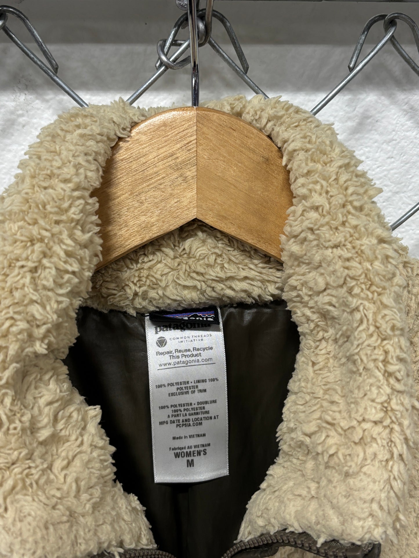 Patagonia Women's Creme Los Lobos Deep Pile Jacket Size Medium