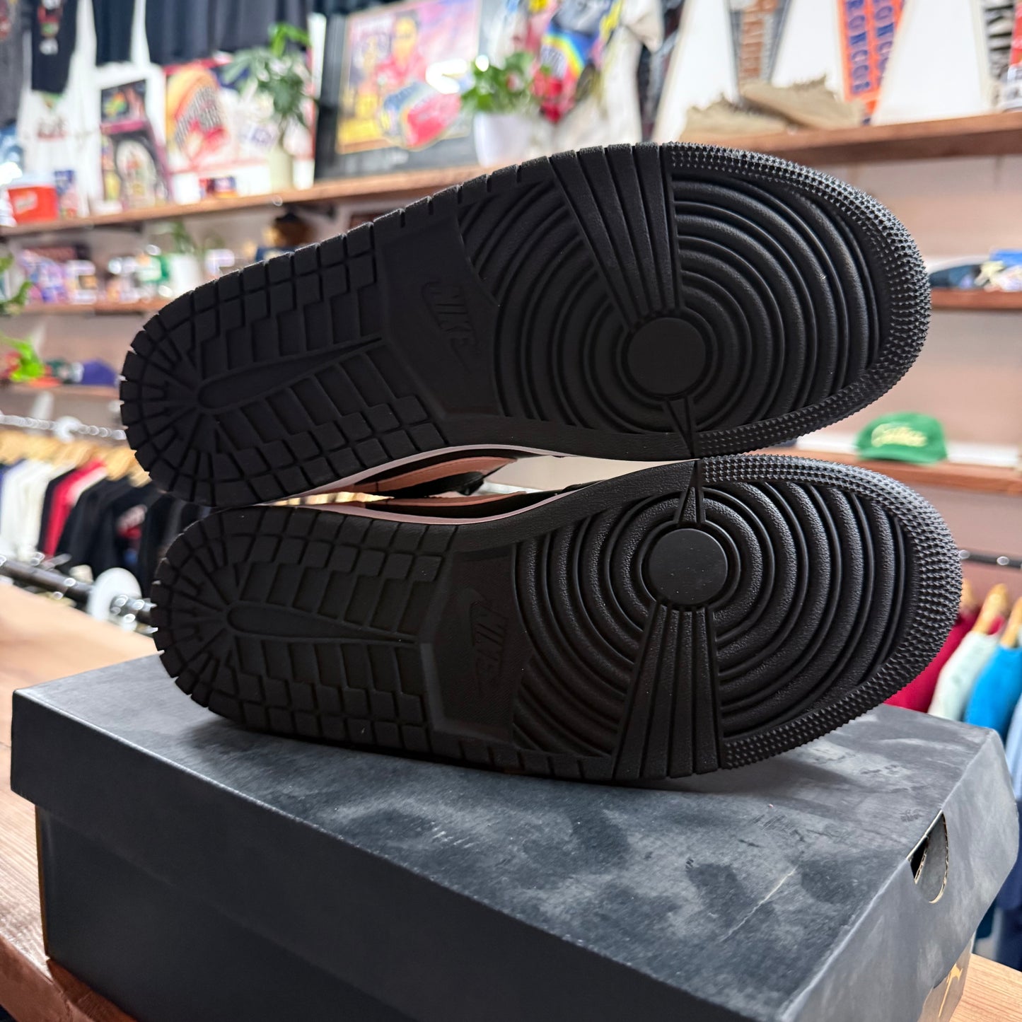 Jordan 1 Low 'Crimson Tint' Size 9