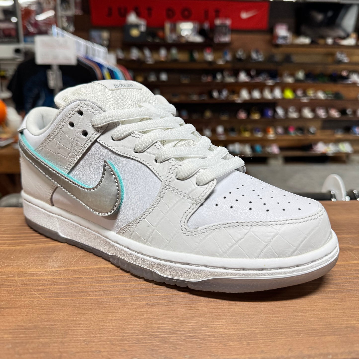 Nike SB Dunk Low 'Diamond Supply White' Size 7 (DS)