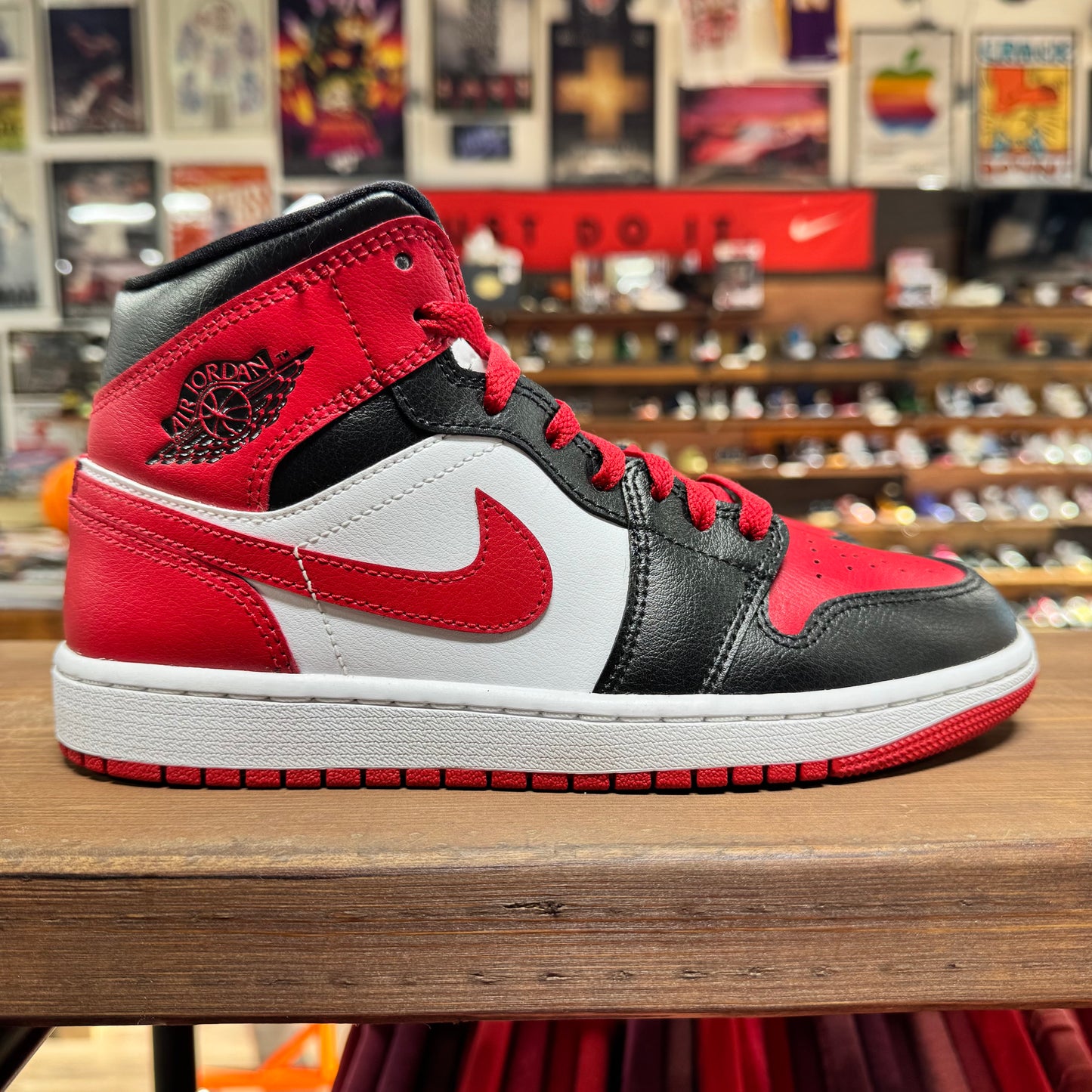 Jordan 1 Mid 'Alternate Bred Toe' Size 8W/6.5Y