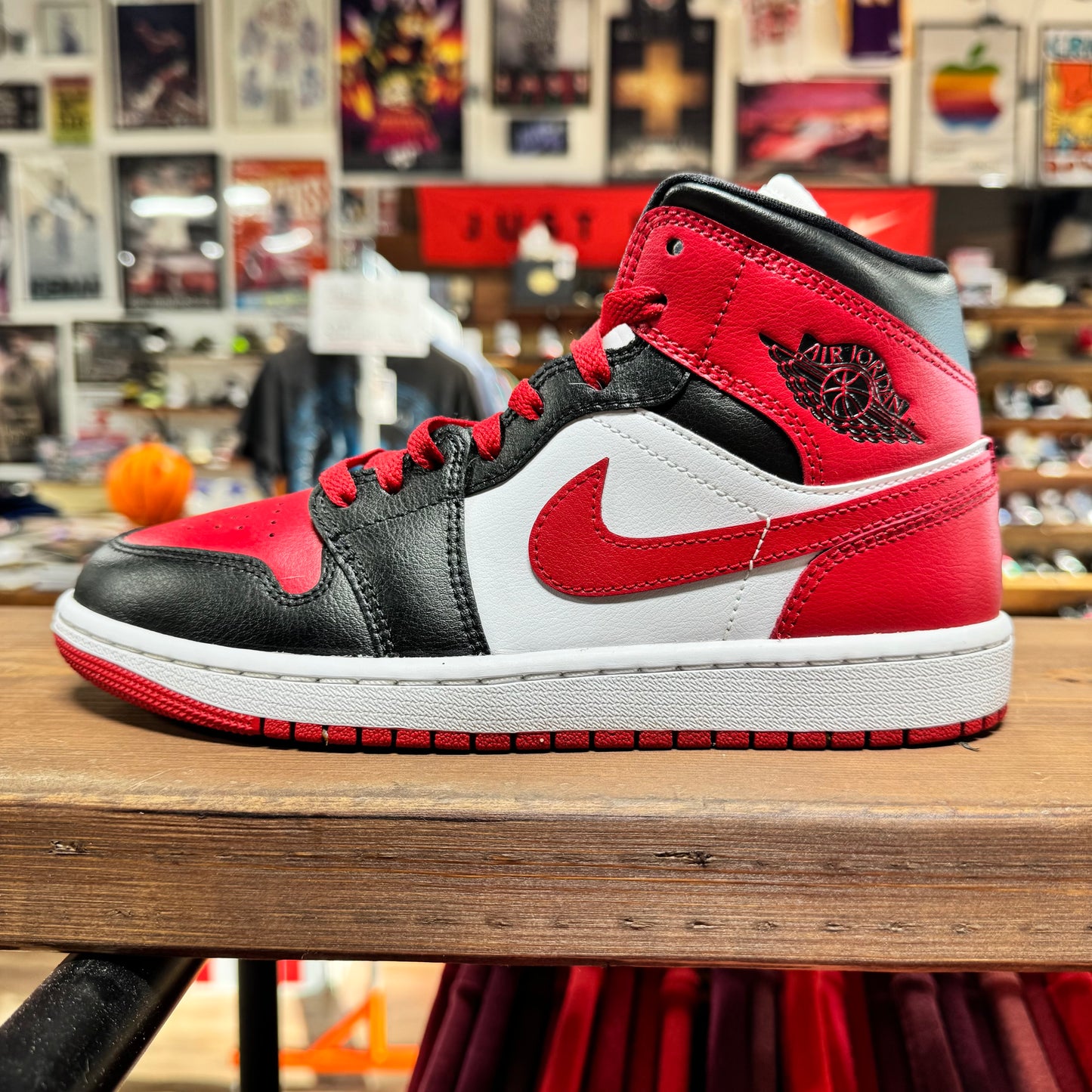 Jordan 1 Mid 'Alternate Bred Toe' Size 8W/6.5Y