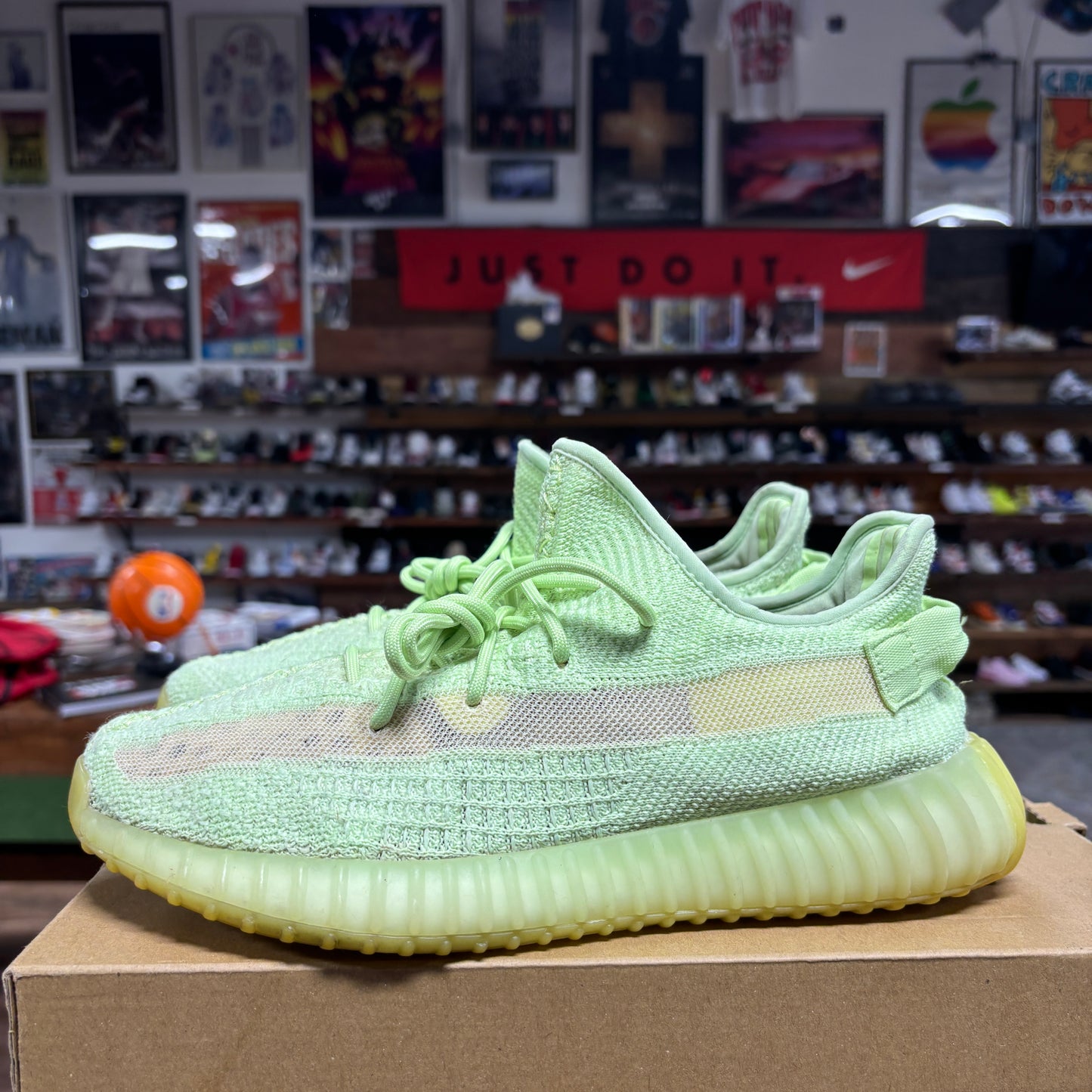 Yeezy 350 v2 'Glow' Size 9.5