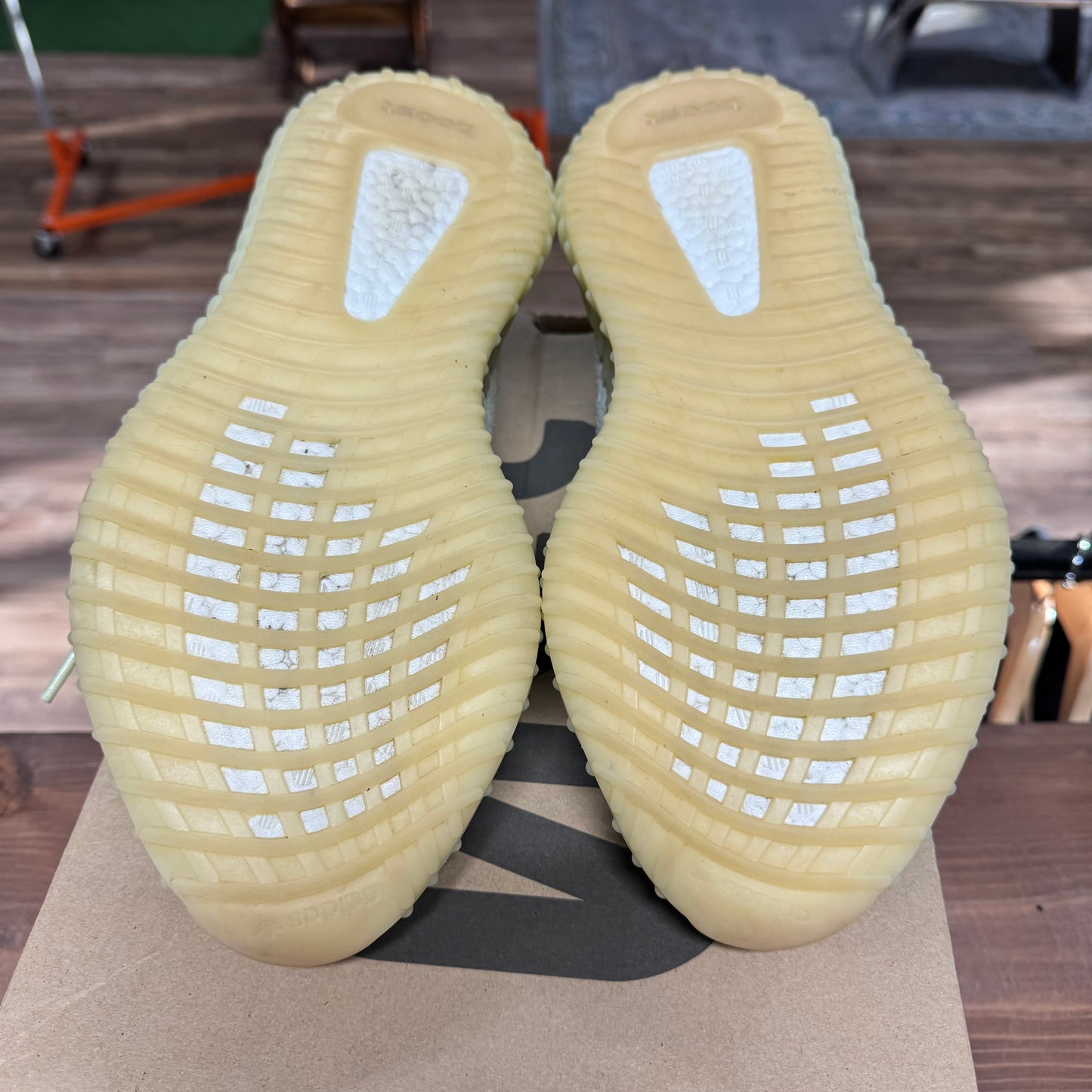 Yeezy 350 v2 'Butter' Size 9.5