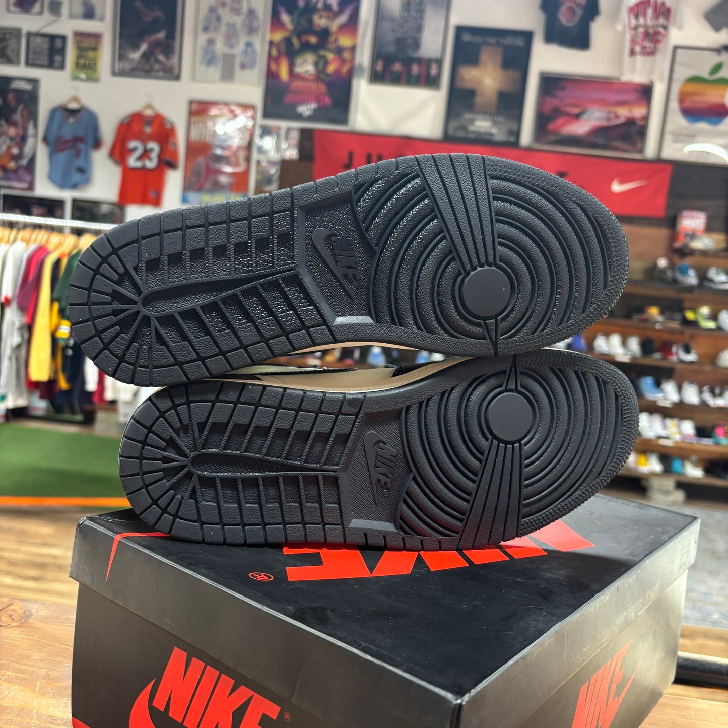 Jordan 1 'Mocha' Size 9.5