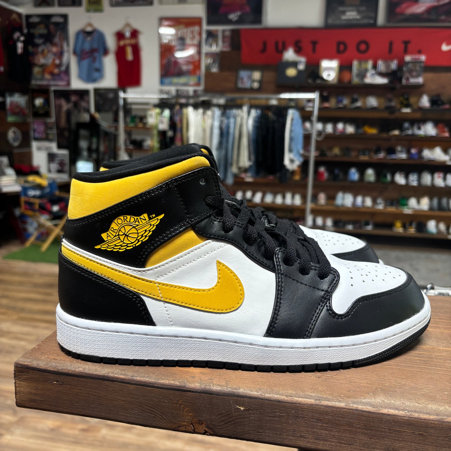 Jordan 1 Mid 'White Pollen Black' Size 10