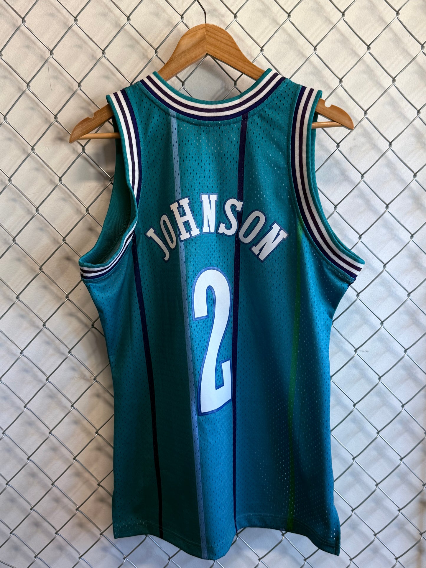 Mitchell & Ness Charlotte Hornets Larry Johnson Swingman Jersey Size Medium