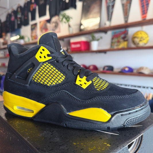 Jordan 4 'Thunder' Size 7Y