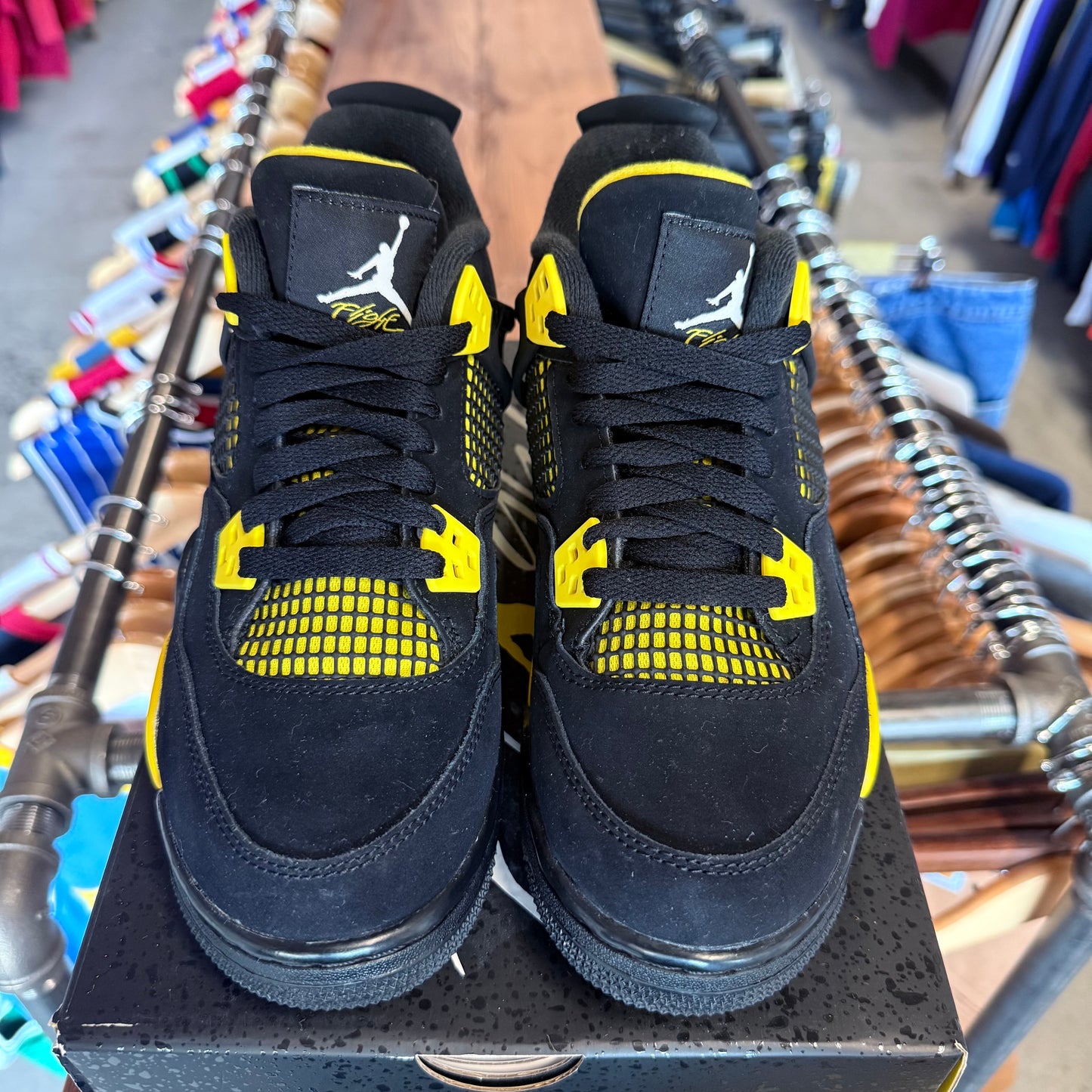 Jordan 4 'Thunder' Size 7Y