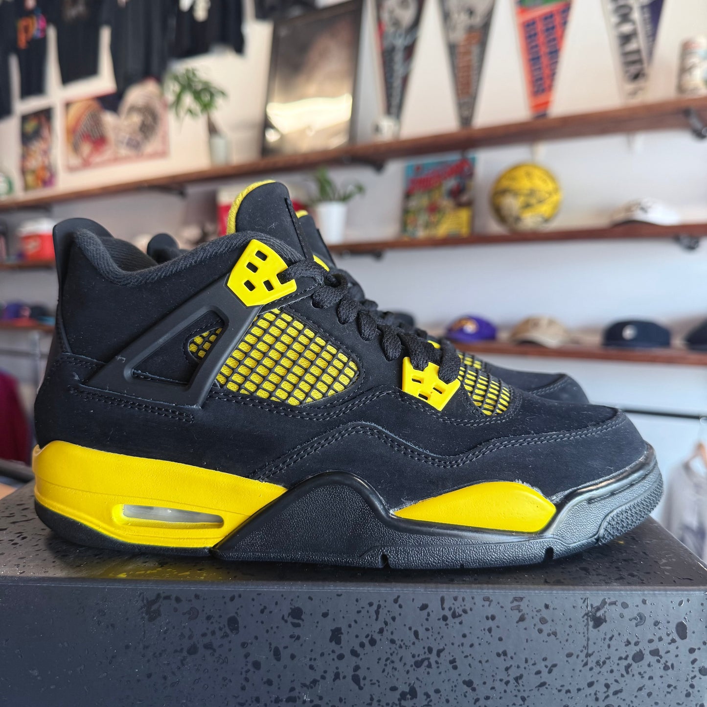 Jordan 4 'Thunder' Size 7Y