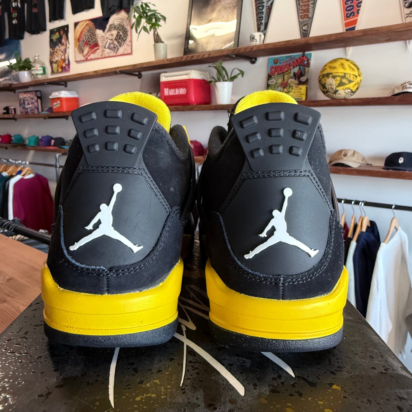 Jordan 4 'Thunder' Size 7Y