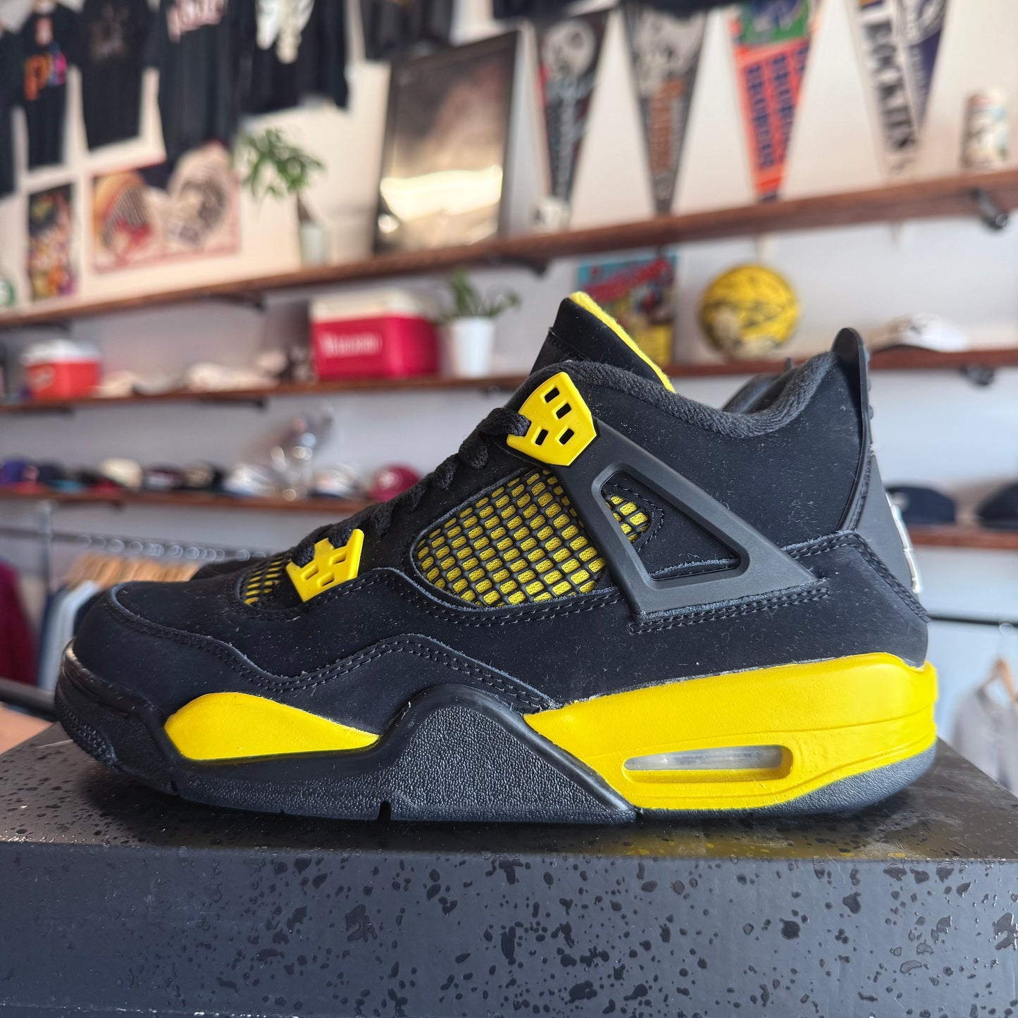 Jordan 4 'Thunder' Size 7Y