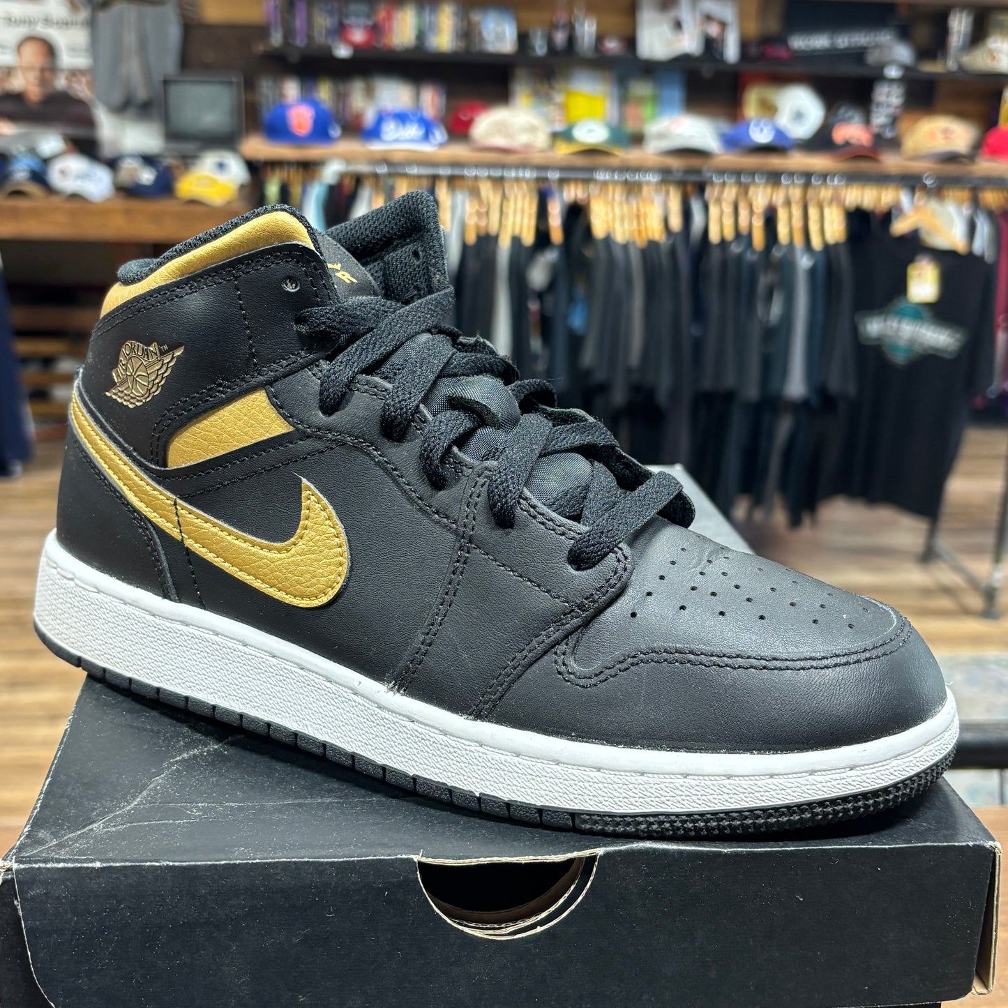Jordan 1 Mid 'Black Metallic Gold' Size 7Y
