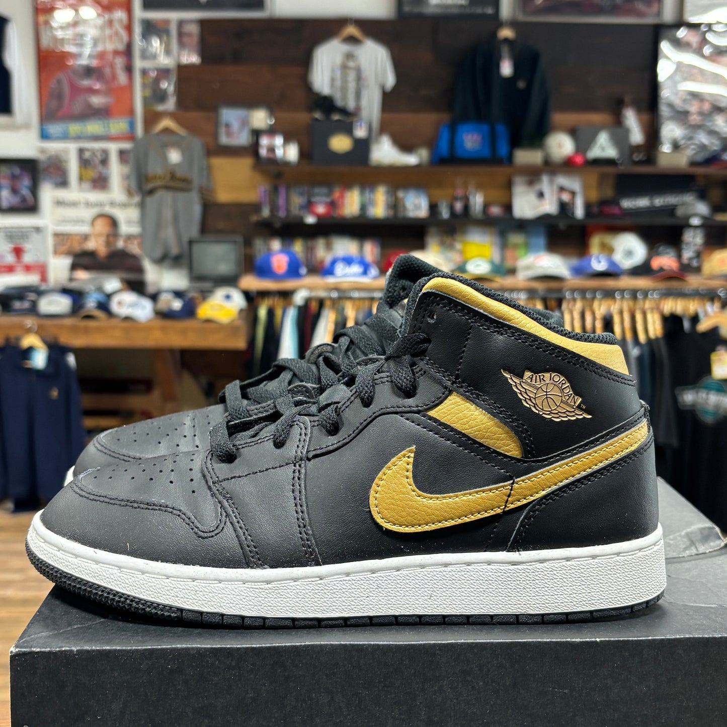 Jordan 1 Mid 'Black Metallic Gold' Size 7Y