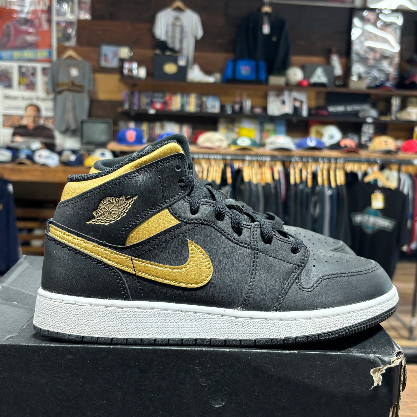 Jordan 1 Mid 'Black Metallic Gold' Size 7Y