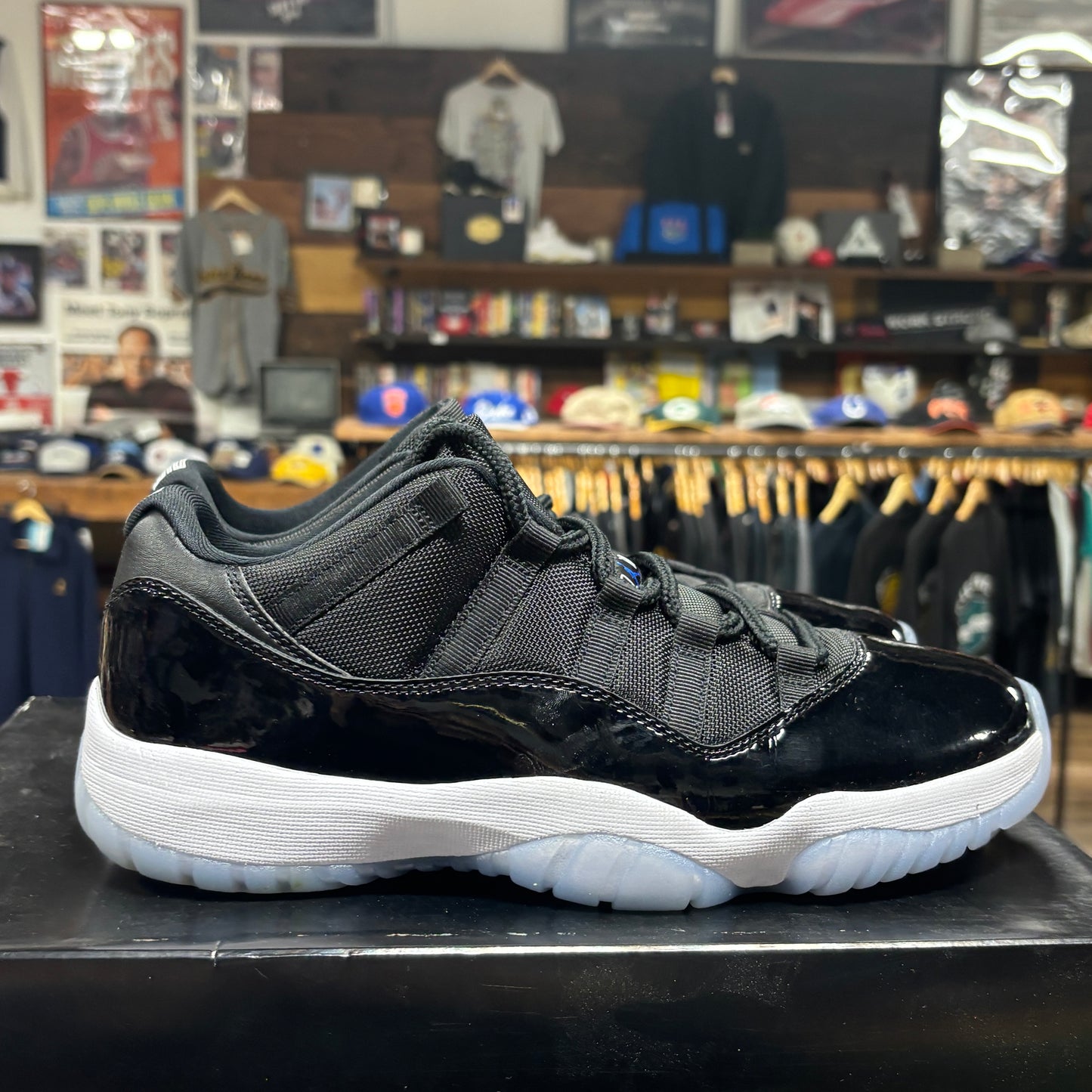 Jordan 11 Low 'Space Jam' Size 9.5