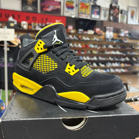 Jordan 4 'Thunder' Size 5.5Y