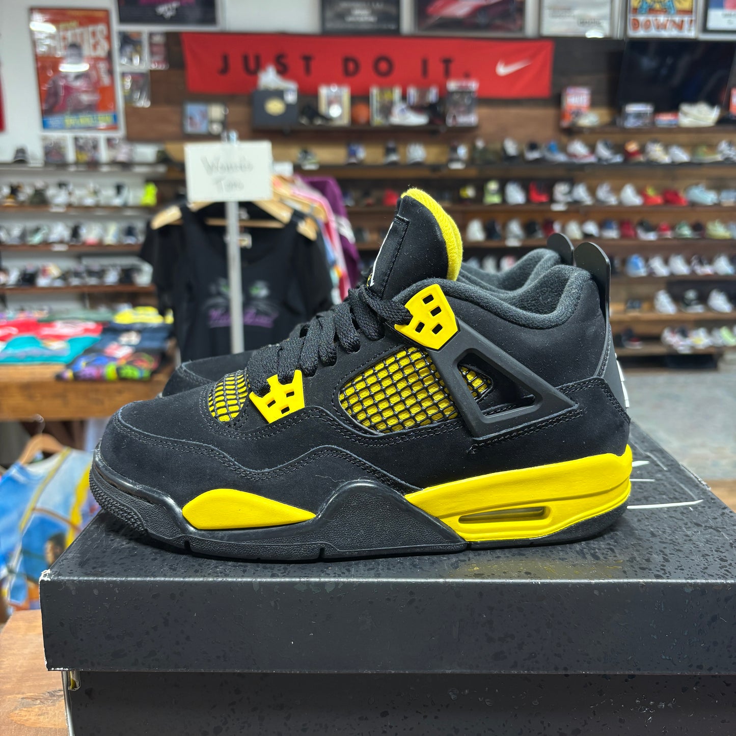 Jordan 4 'Thunder' Size 5.5Y