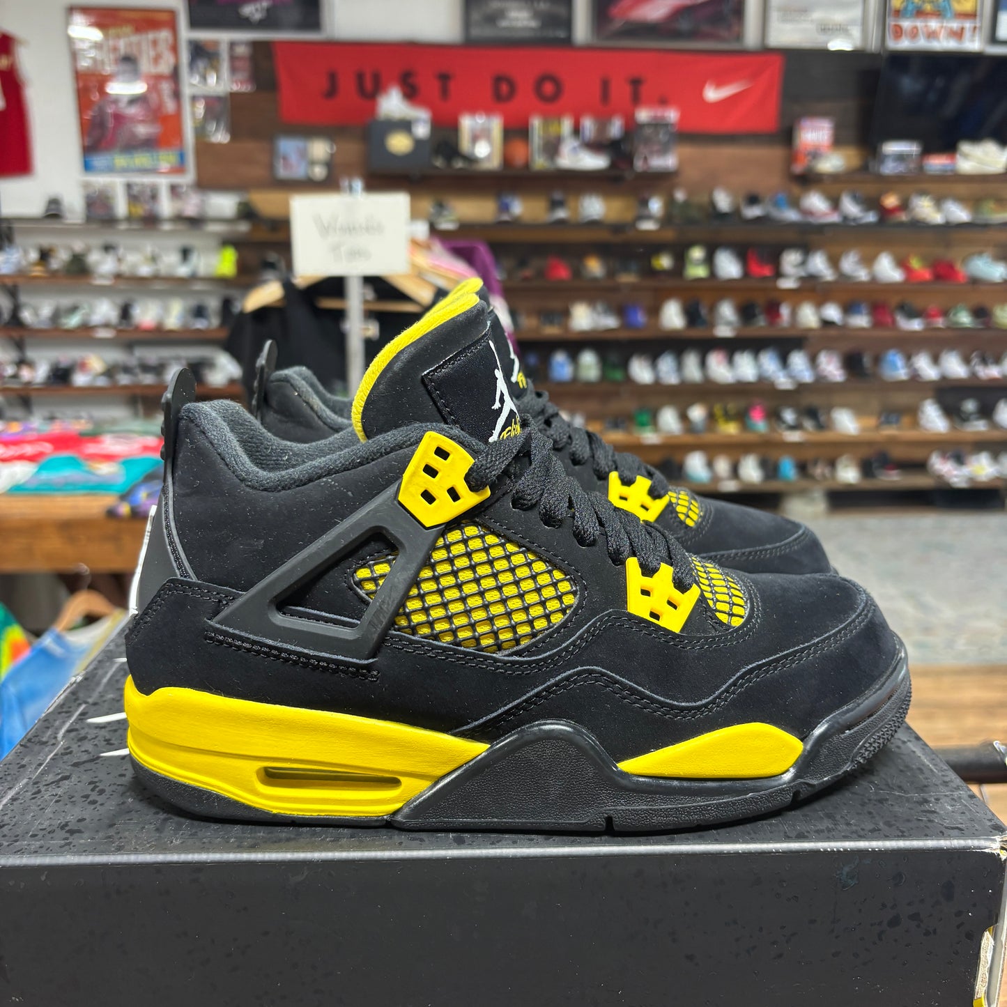 Jordan 4 'Thunder' Size 5.5Y