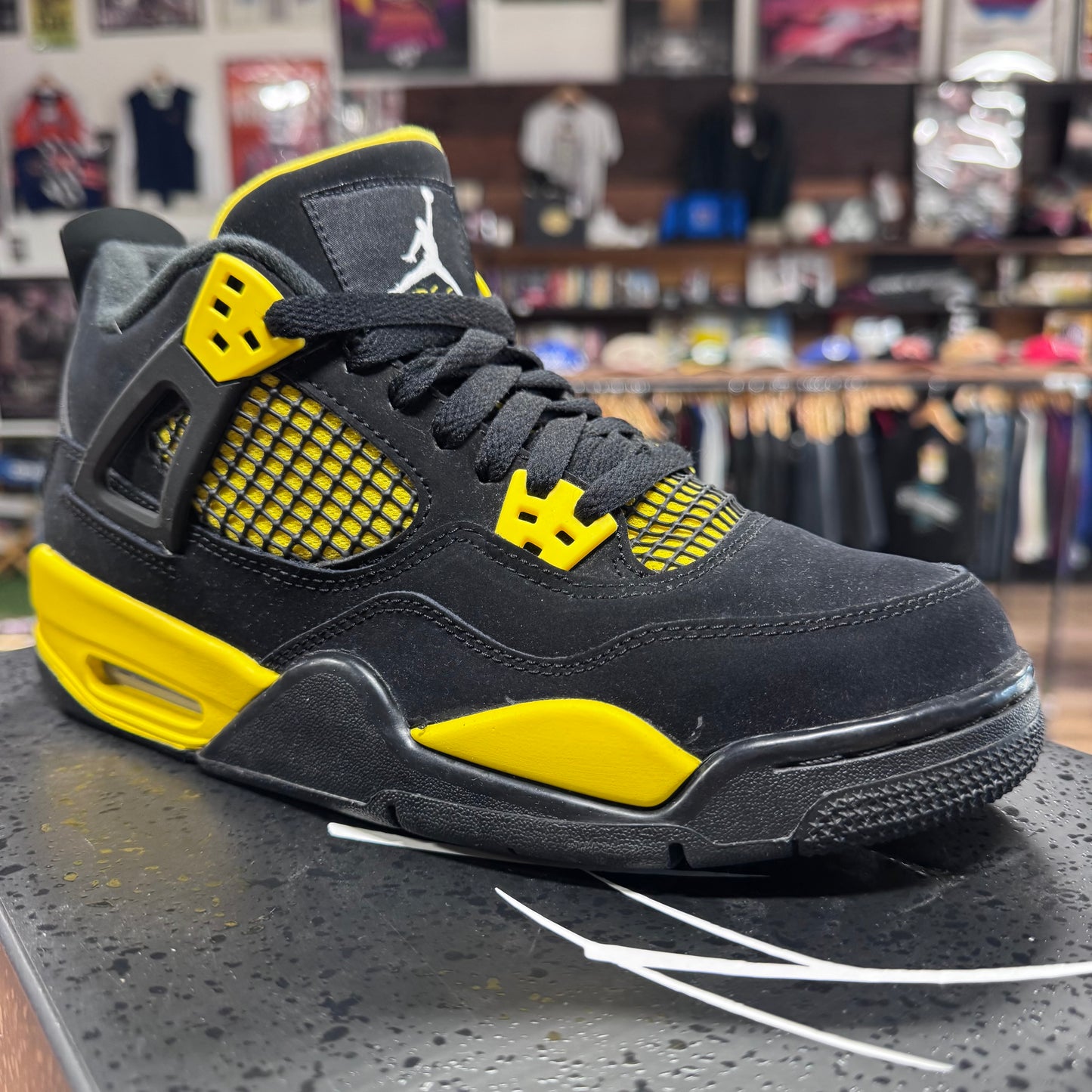 Jordan 4 'Thunder' Size 6.5Y