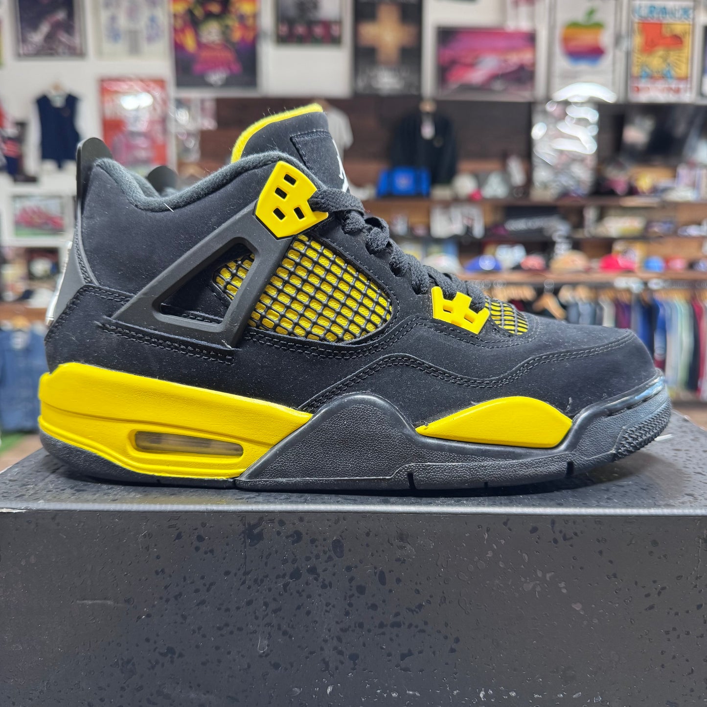 Jordan 4 'Thunder' Size 6.5Y
