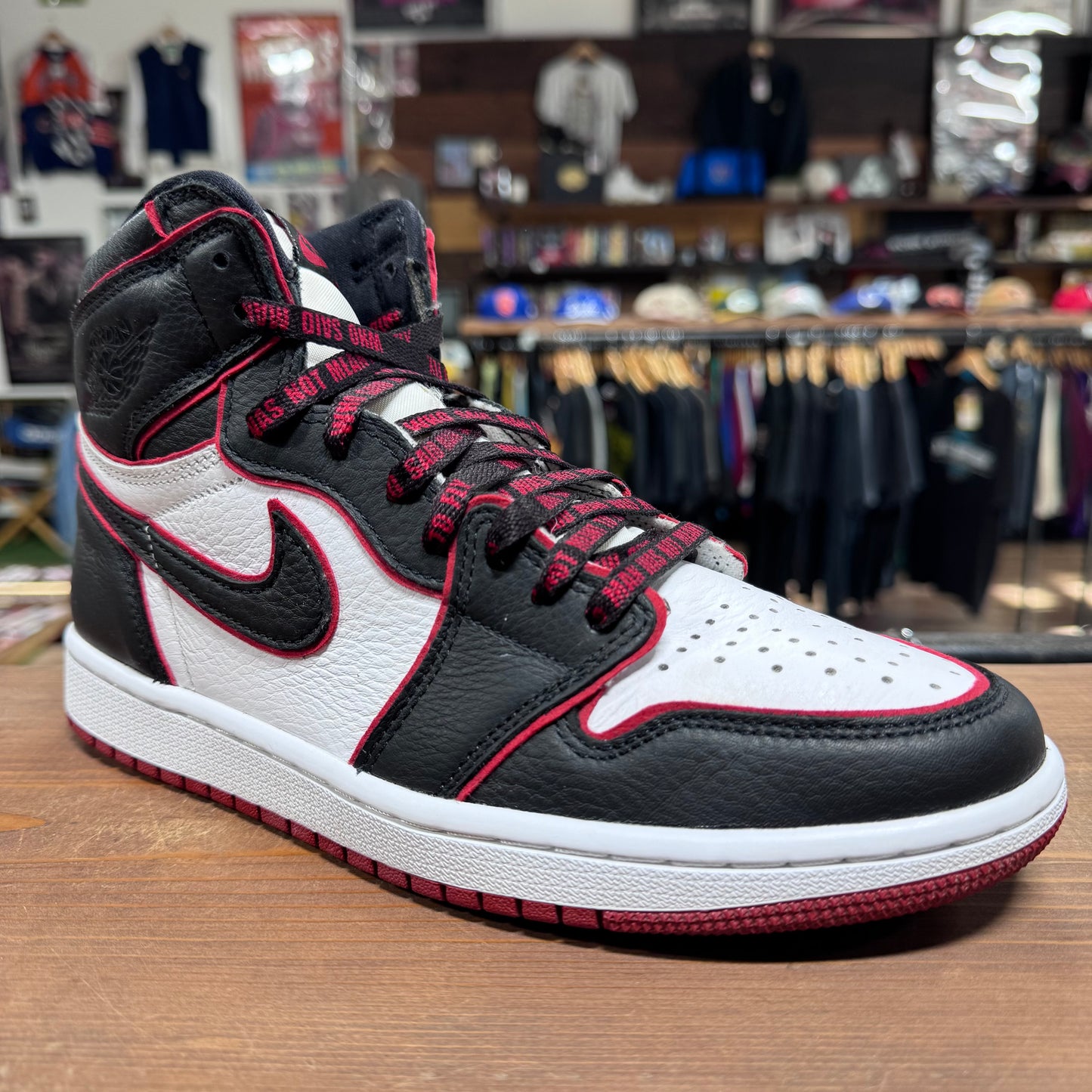 Jordan 1 'Bloodline' Size 8