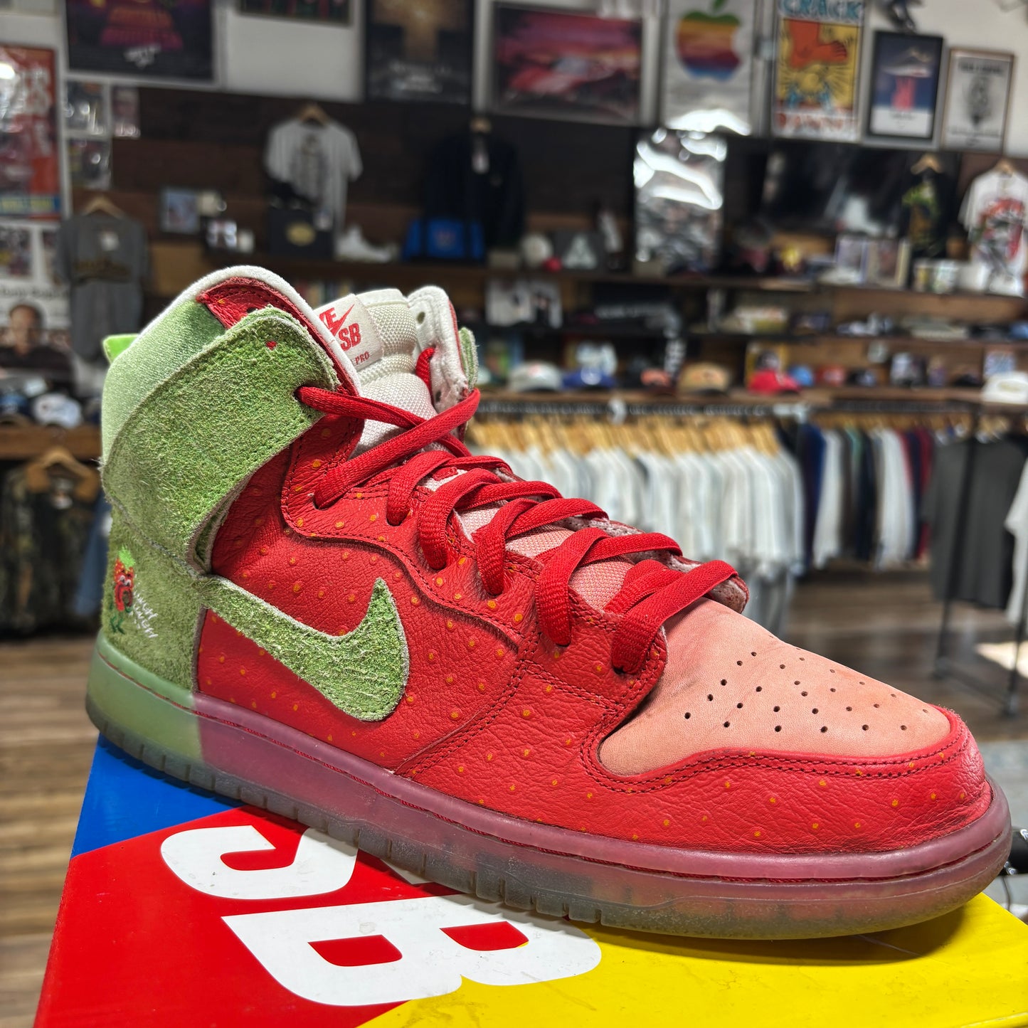 Nike SB Dunk High 'Strawberry Cough' Size 12
