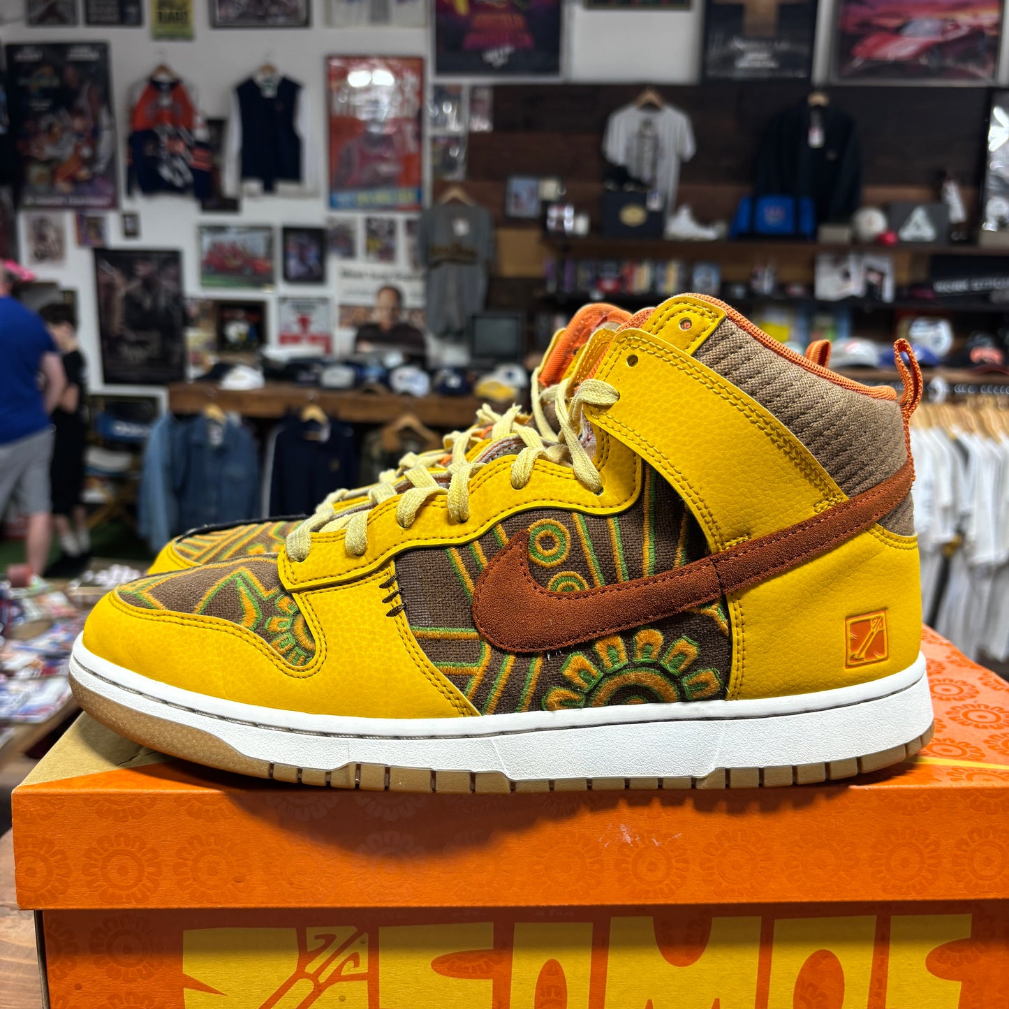 Nike Dunk High 'Somos Familia' Size 12