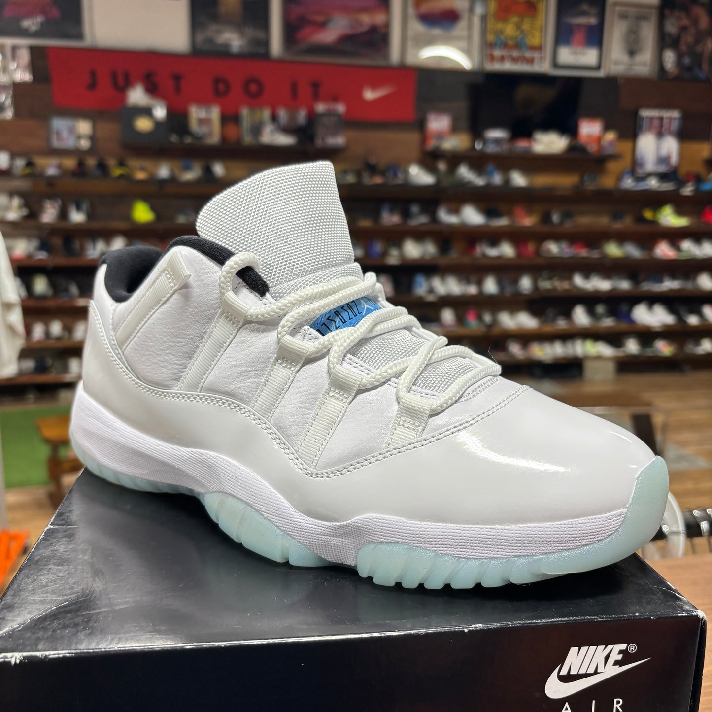 Jordan 11 Low 'Legend Blue' Size 10.5 (VNDS)