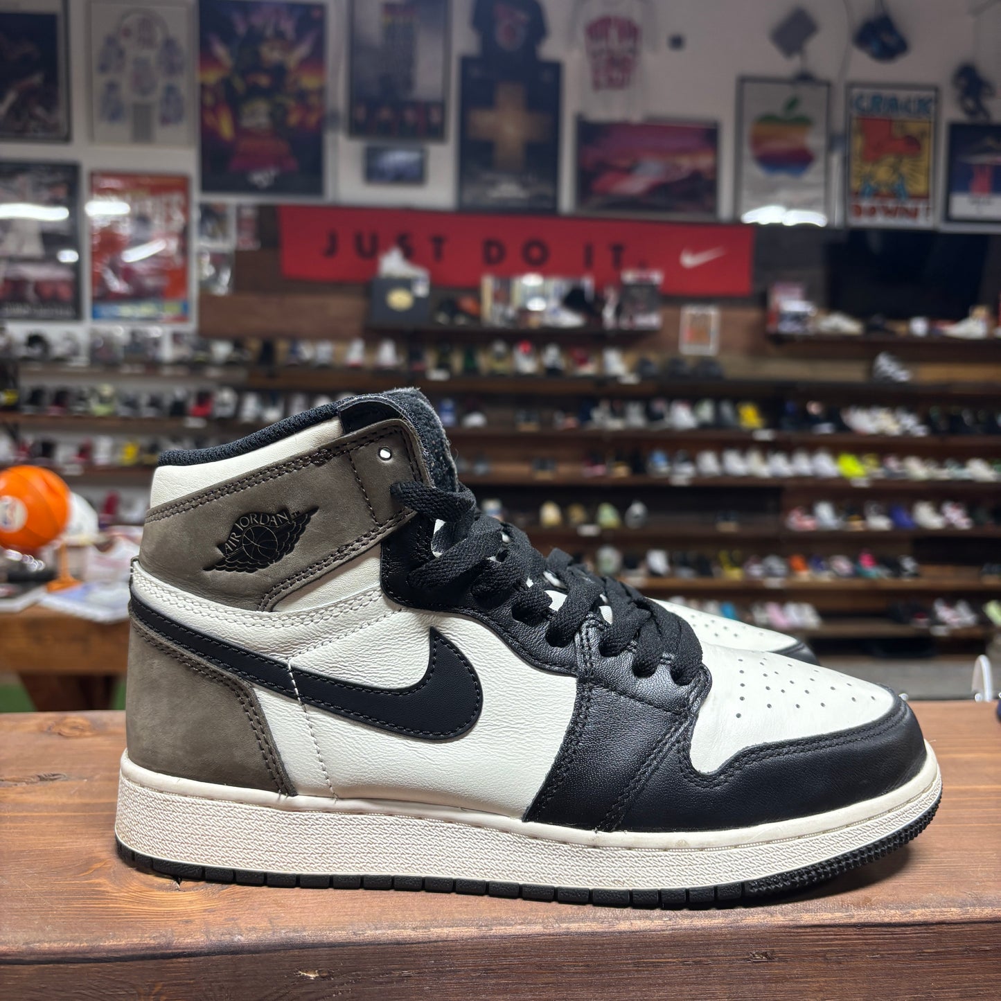 Jordan 1 'Mocha' Size 7Y