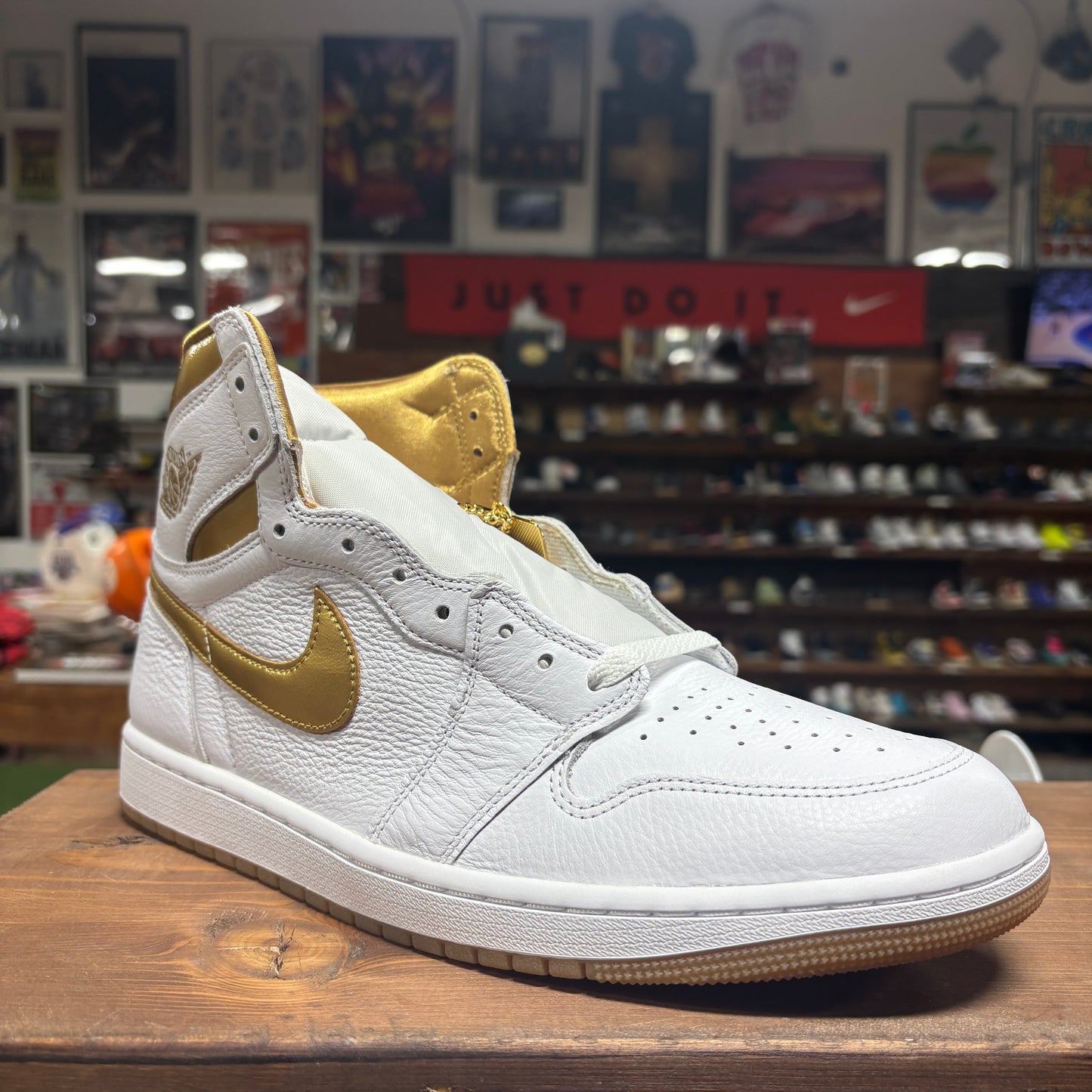 Jordan 1 'Metallic Gold' Size 11.5M/13W (DS)