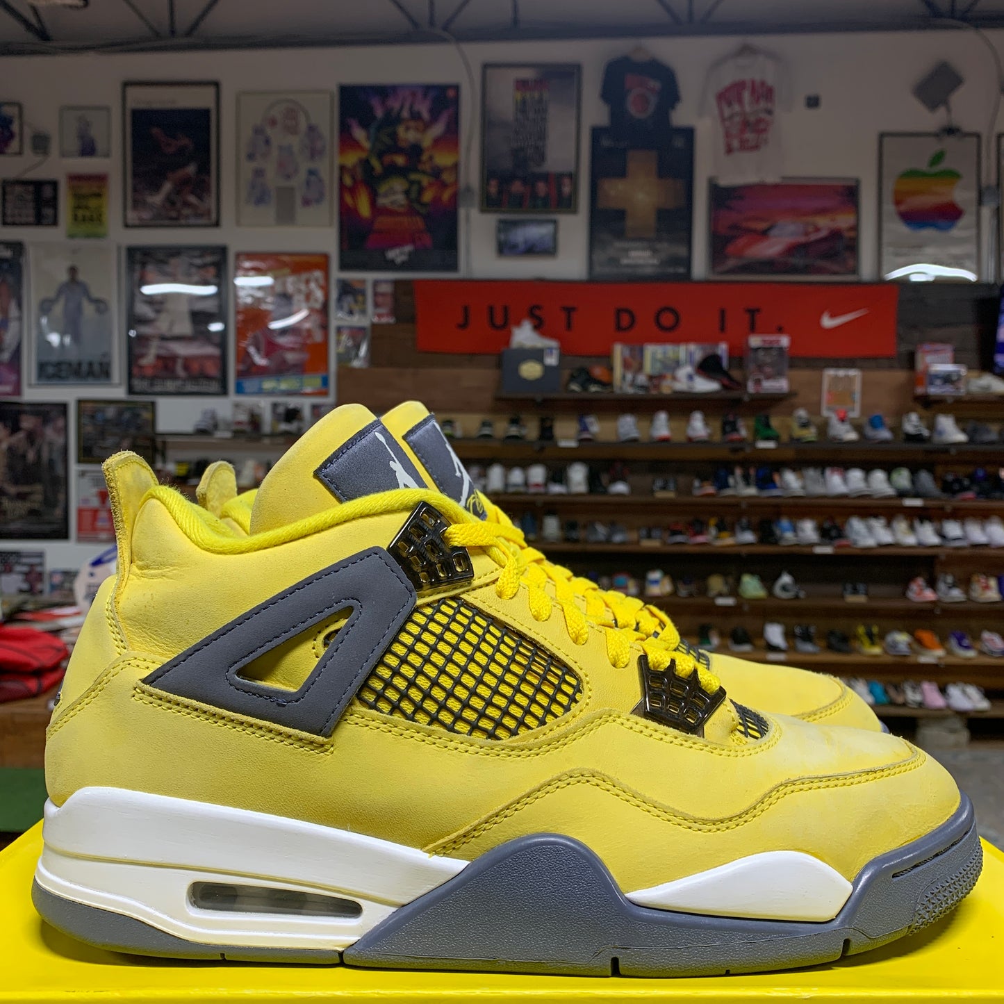 Jordan 4 'Lightning' Size 11