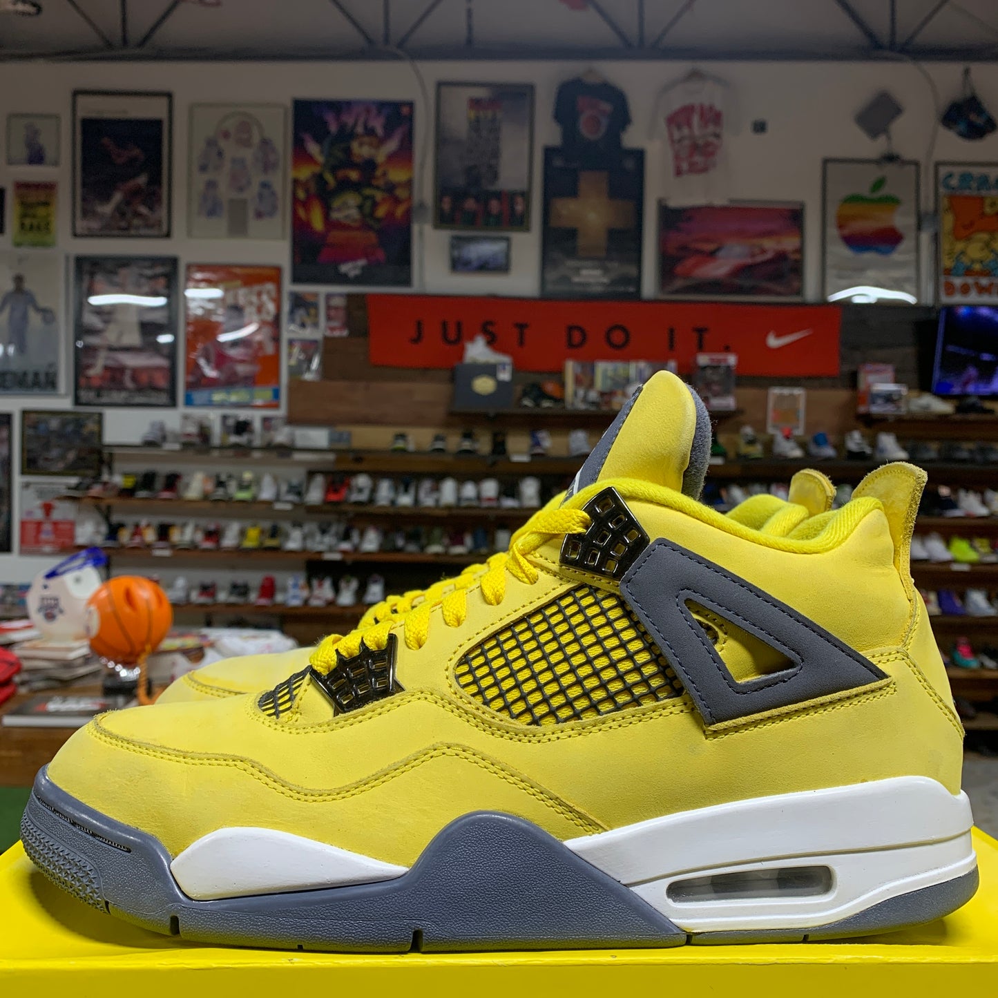 Jordan 4 'Lightning' Size 11