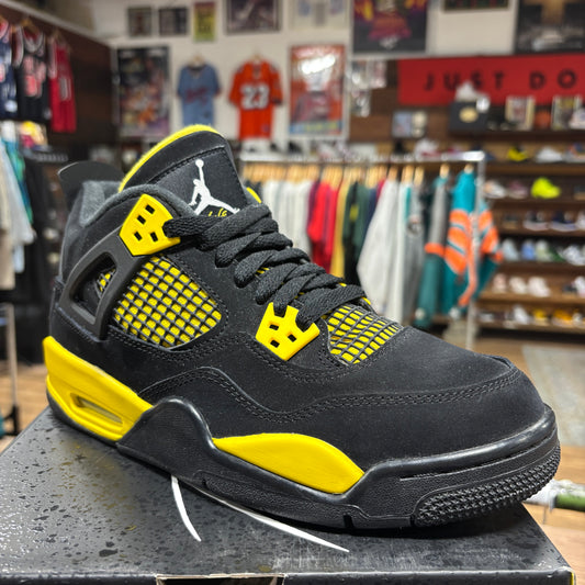 Jordan 4 'Thunder' Size 6.5Y