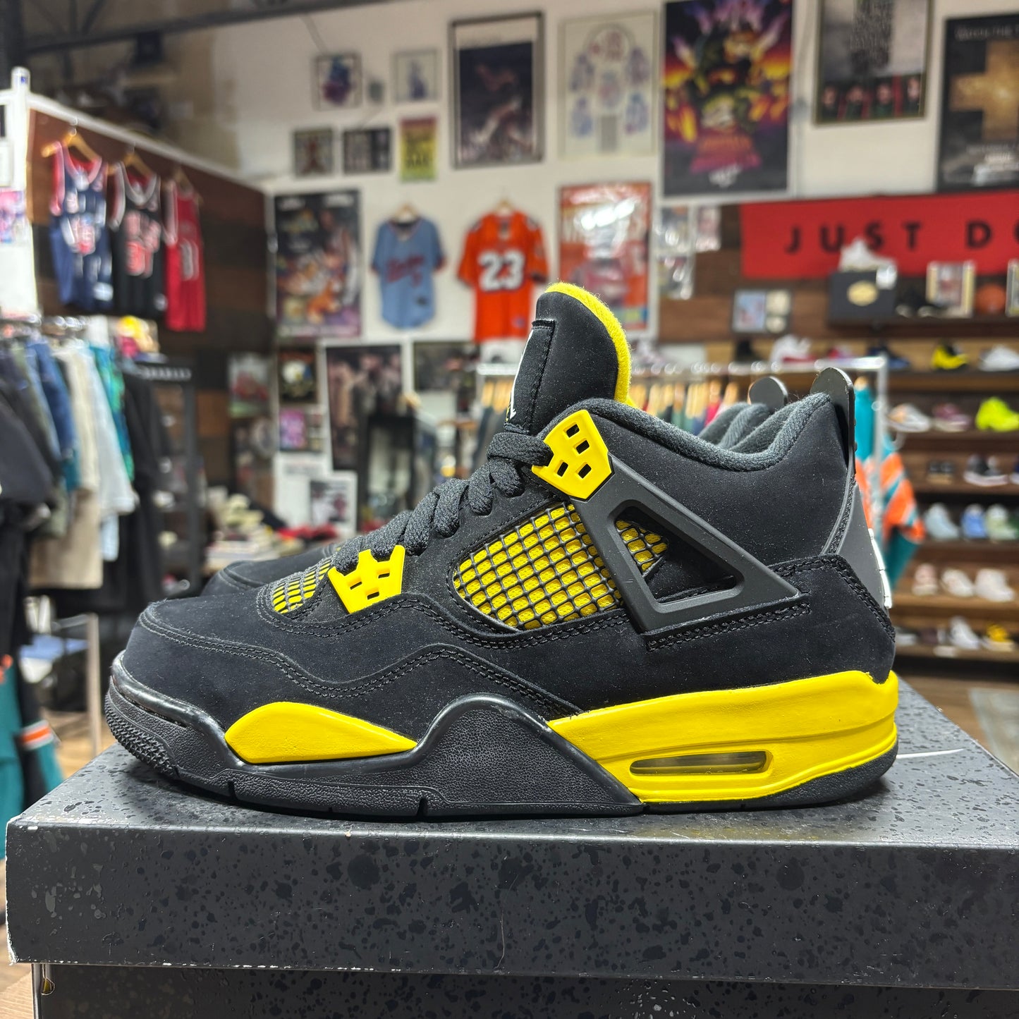 Jordan 4 'Thunder' Size 6.5Y