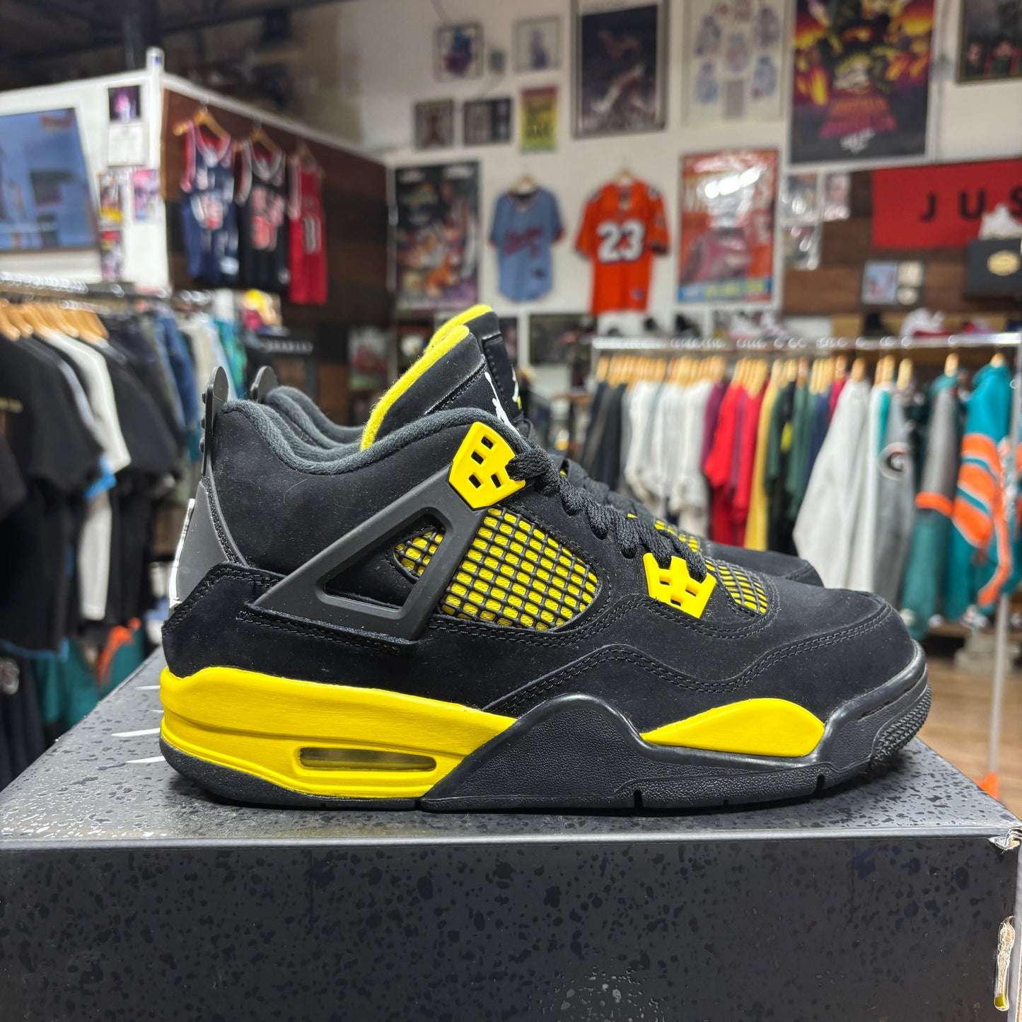 Jordan 4 'Thunder' Size 6.5Y