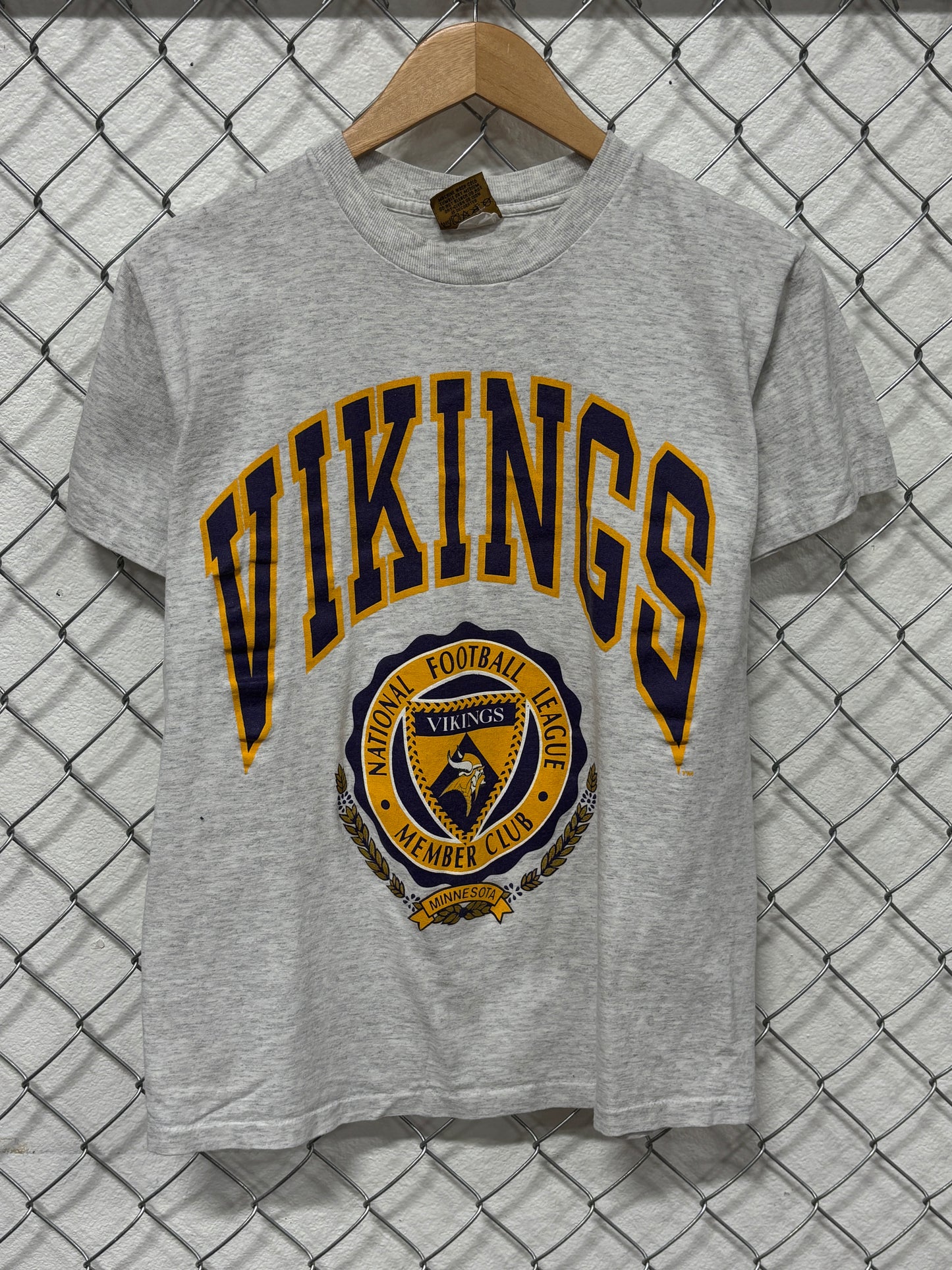 Vintage 90's Nutmeg Minnesota Vikings Crest NFL Graphic Tee Size Medium