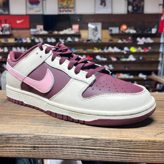 Nike Dunk Low 'Valentine's Day' Size 10.5 (DS)