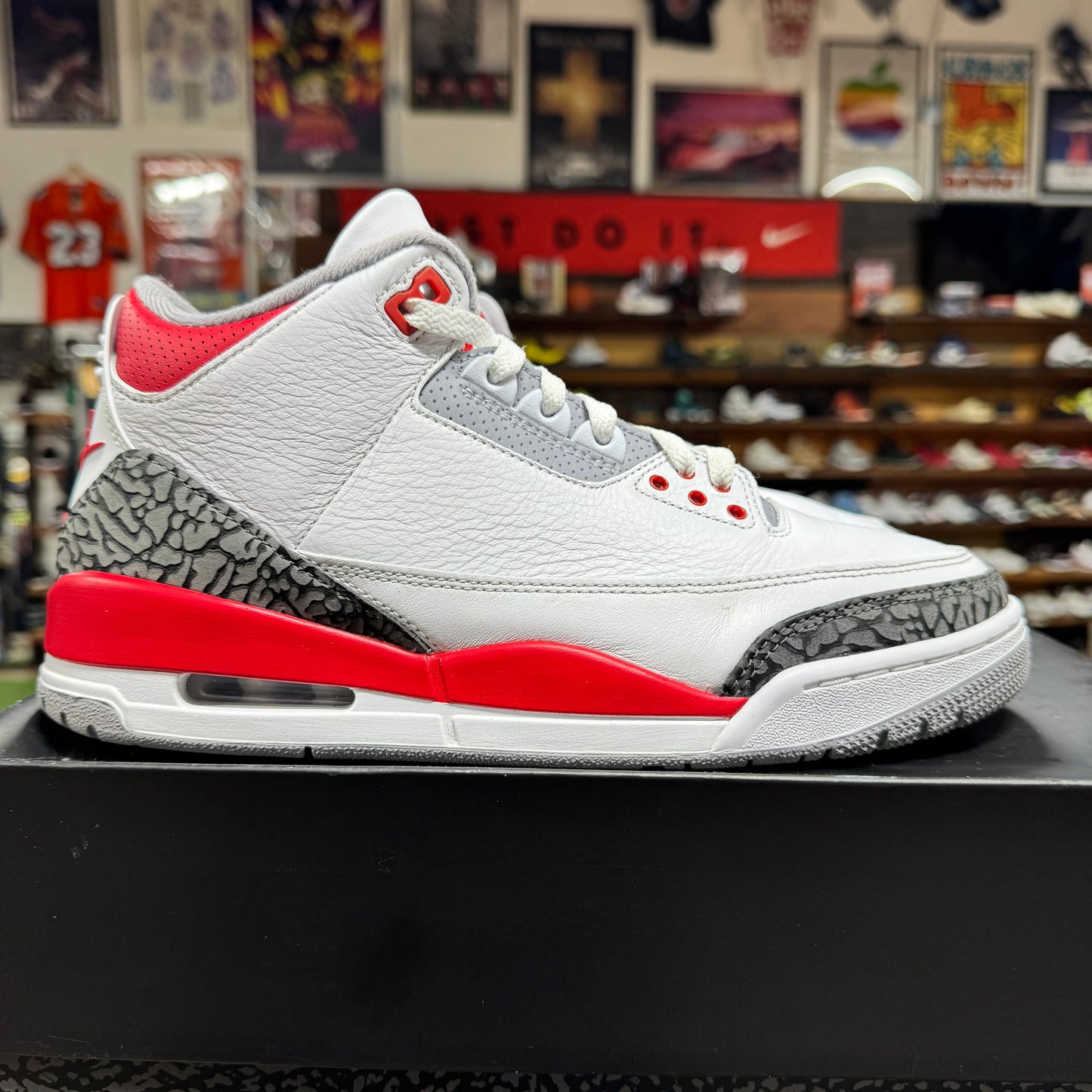 Jordan 3 'Fire Red' Size 9